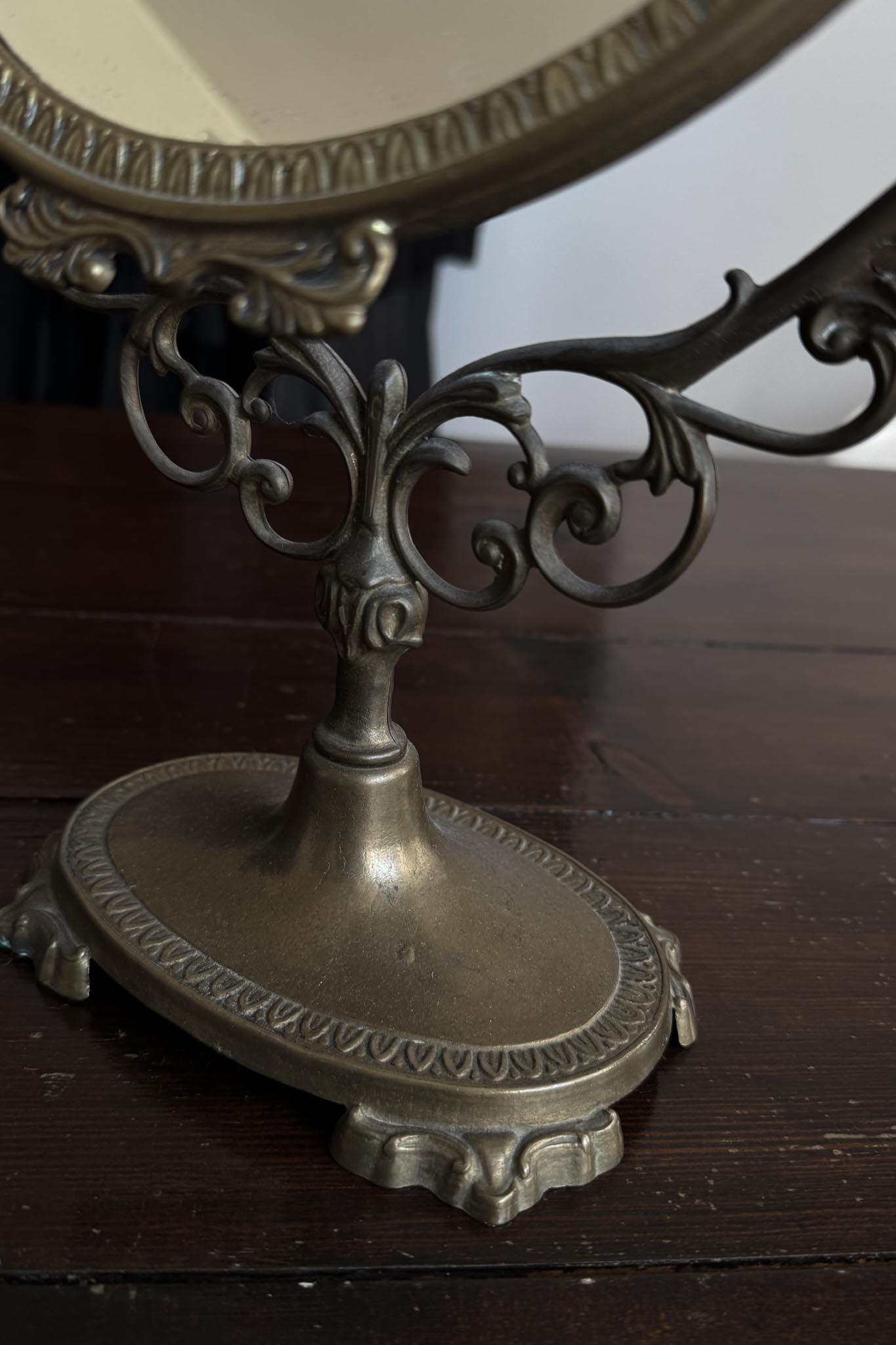 Ornamentaler Vintage-Standspiegel theplaincircle vintage