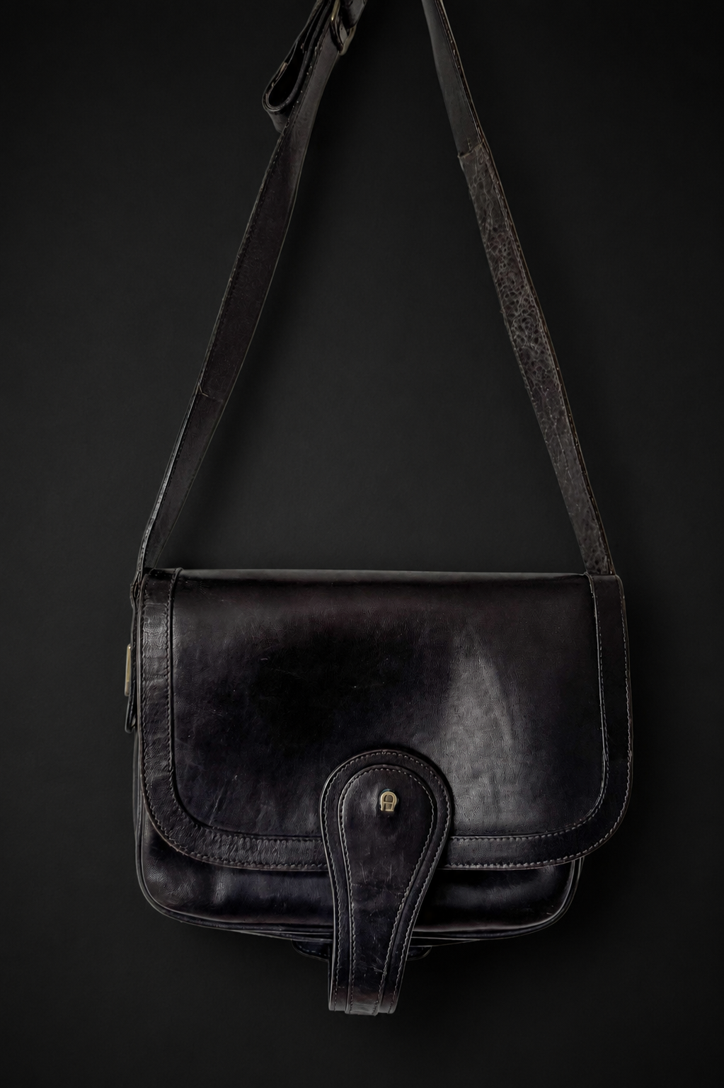 Vintage Aigner Ledertasche Schwarz – Zeitloser Klassiker mit Patina theplaincircle vintage