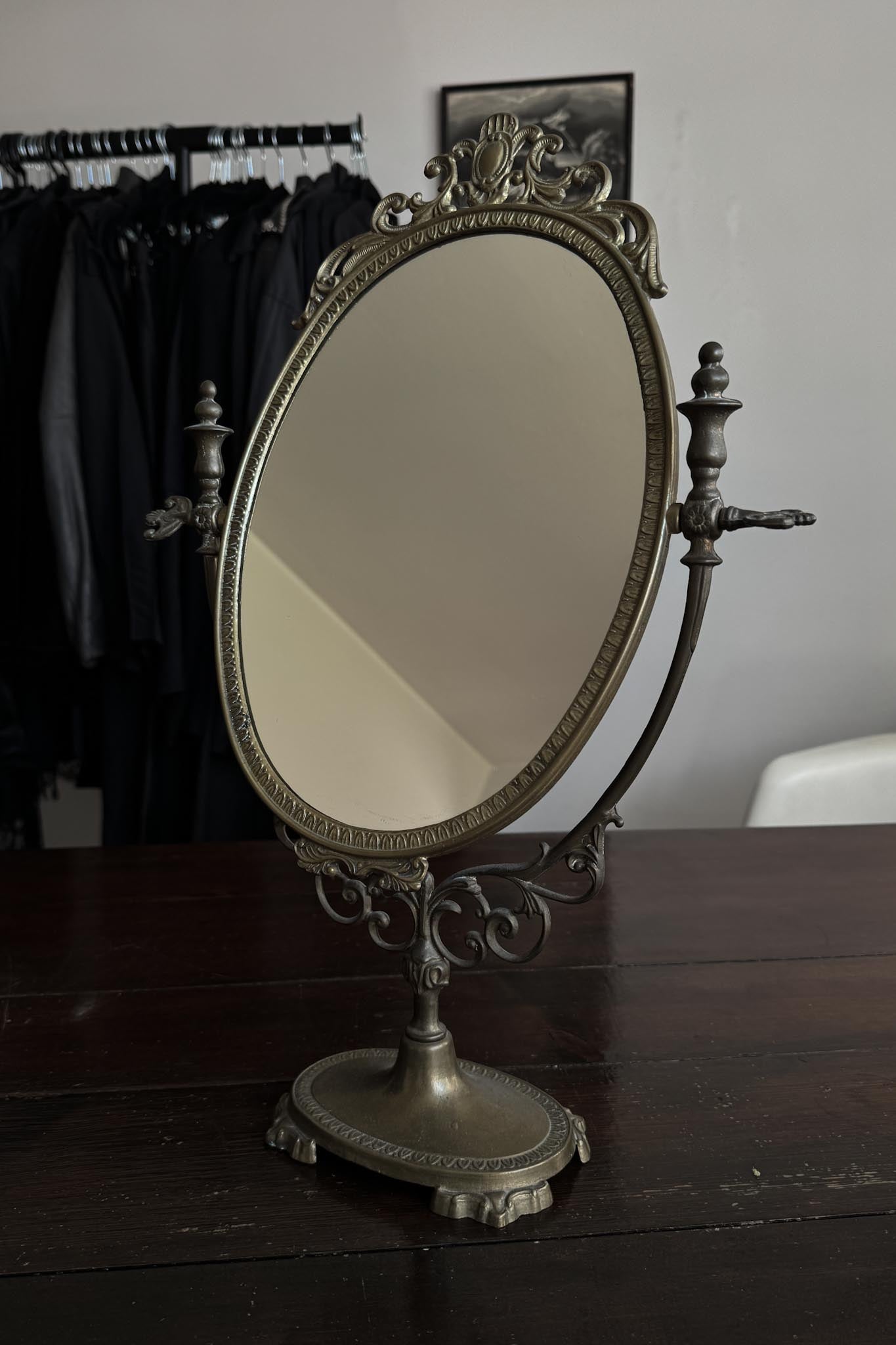 Ornamentaler Vintage-Standspiegel theplaincircle vintage