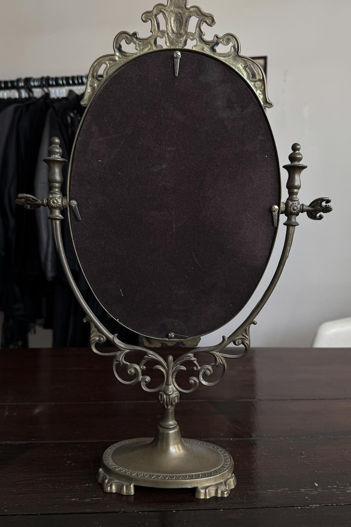 Ornamentaler Vintage-Standspiegel theplaincircle vintage