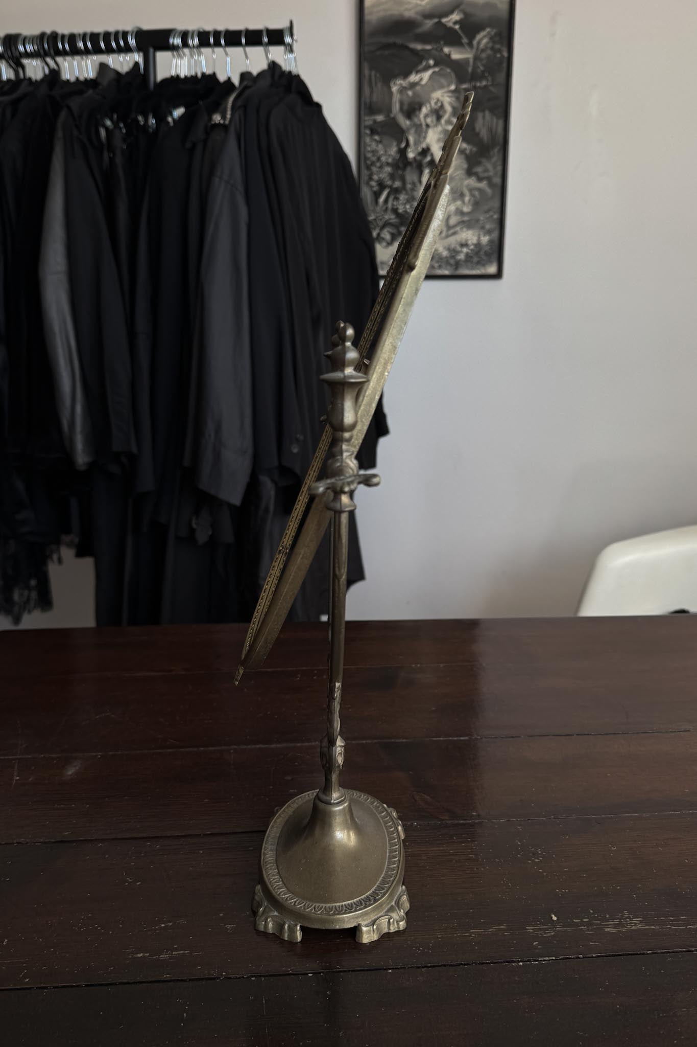 Ornamentaler Vintage-Standspiegel theplaincircle vintage