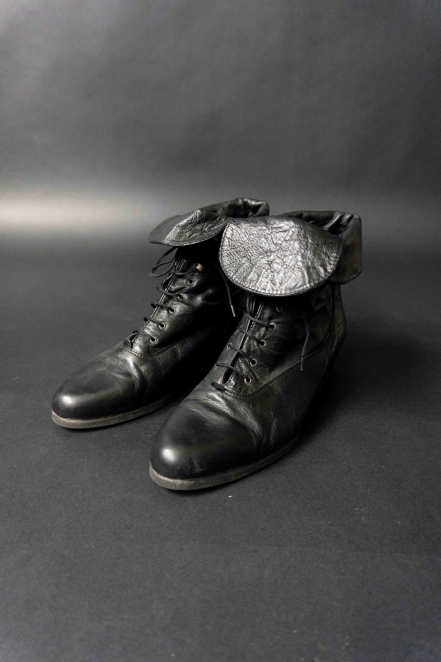 Schwarze Vintage Stiefeletten im Witchy-Look der 80er 