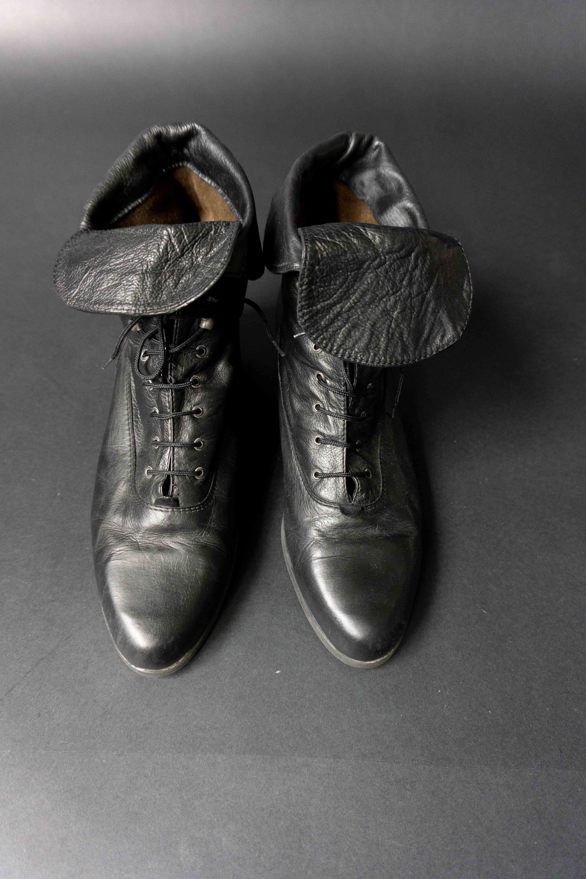 Schwarze Vintage Stiefeletten im Witchy-Look der 80er 