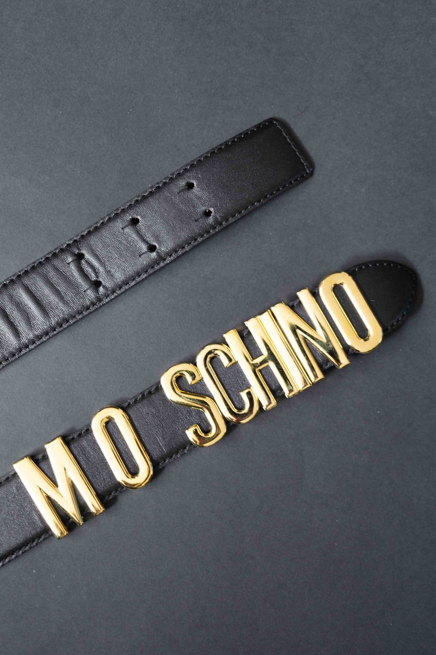 Schwarzer Moschino Ledergürtel mit goldener Logo-Schnalle aus glattem Leder