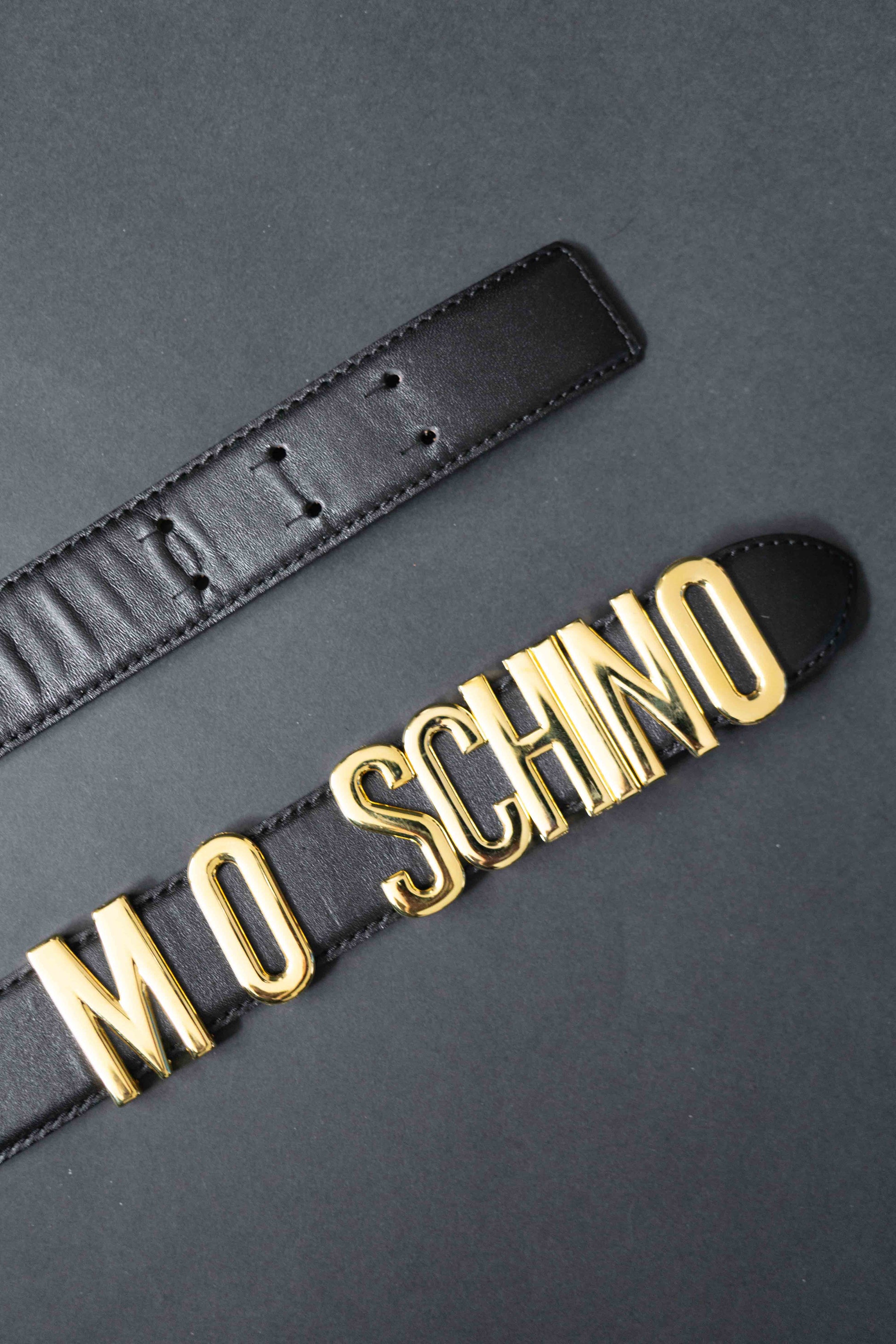 Schwarzer Moschino Ledergürtel mit goldener Logo-Schnalle aus glattem Leder