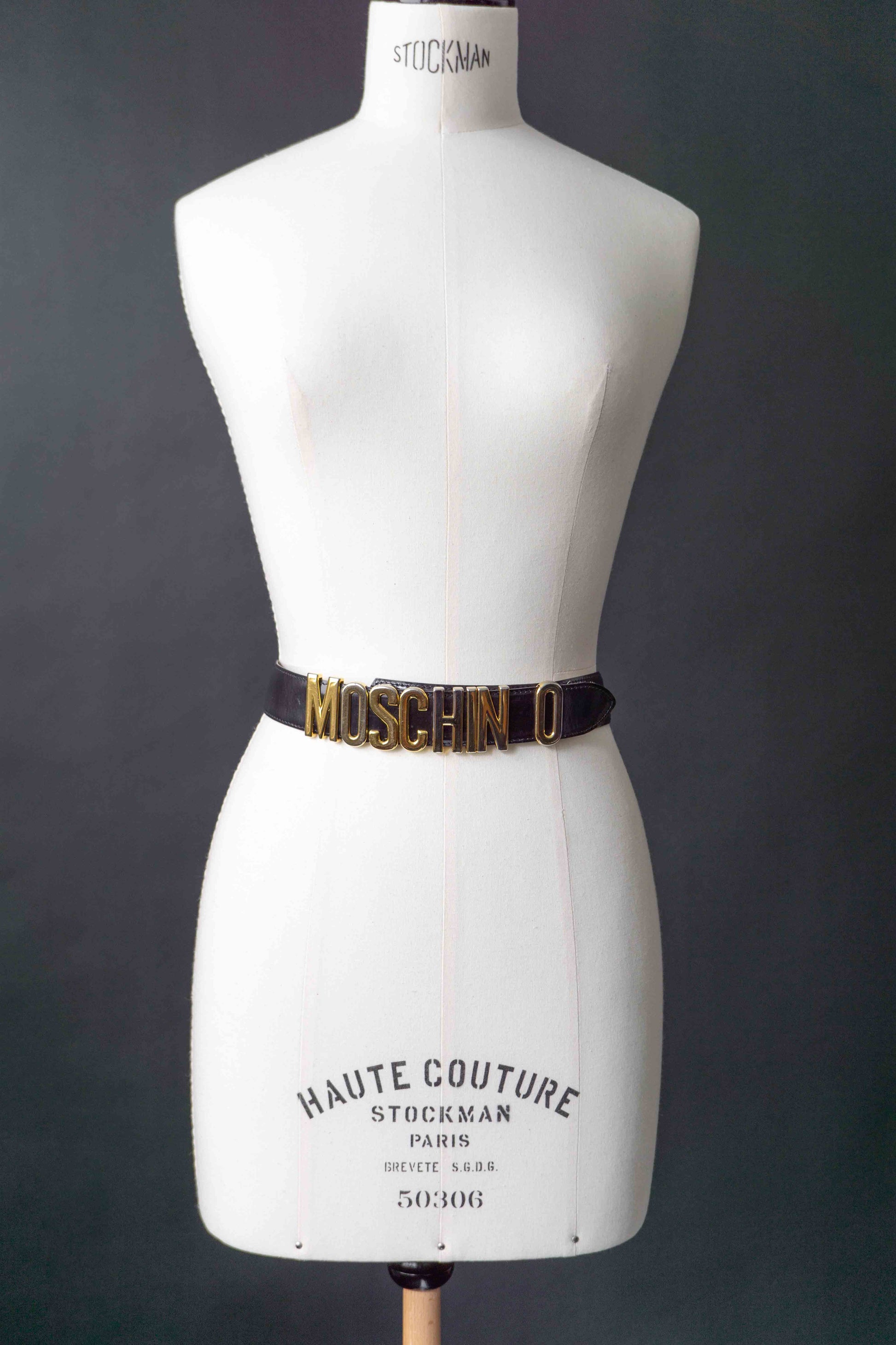 Schwarzer Moschino Ledergürtel mit goldener Logo-Schnalle aus glattem Leder