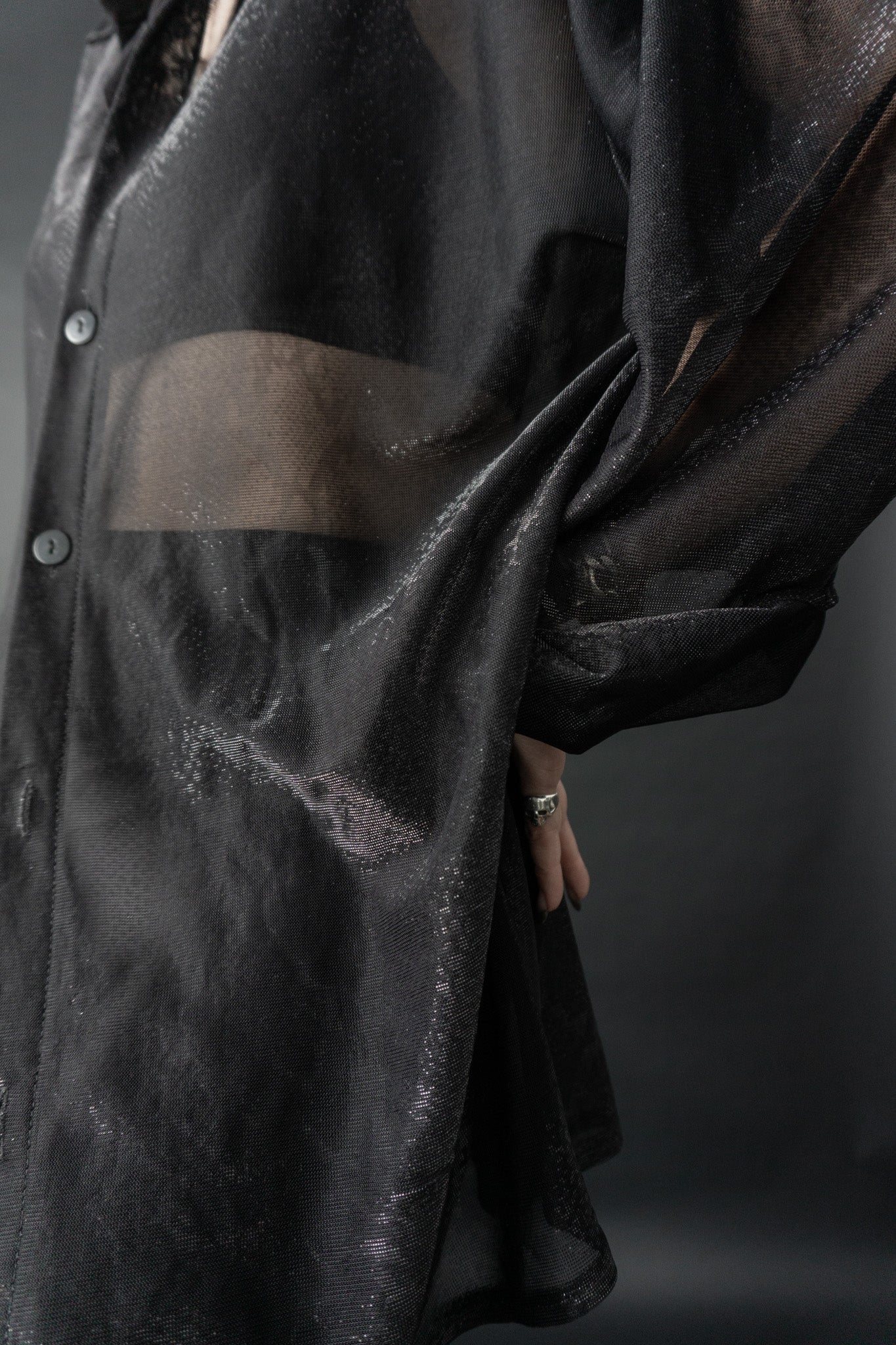 Schwarze transparente Vintage-Bluse mit Schlangenmuster – 80s Sheer Statement Piece von theplaincircle vintage