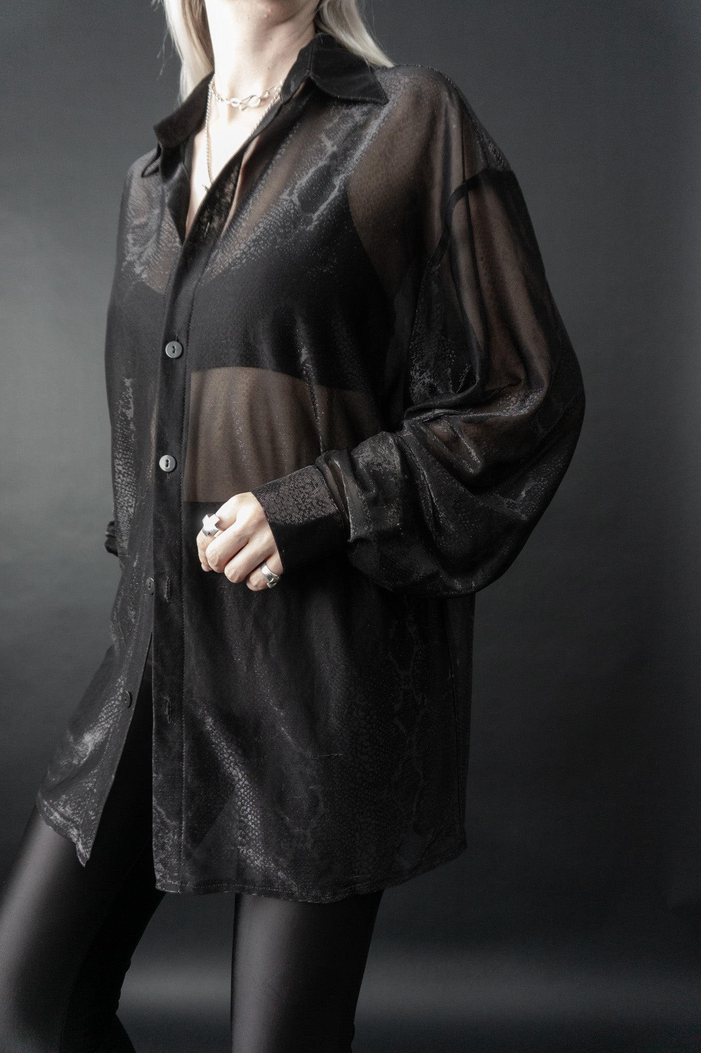 Schwarze transparente Vintage-Bluse mit Schlangenmuster – 80s Sheer Statement Piece von theplaincircle vintage