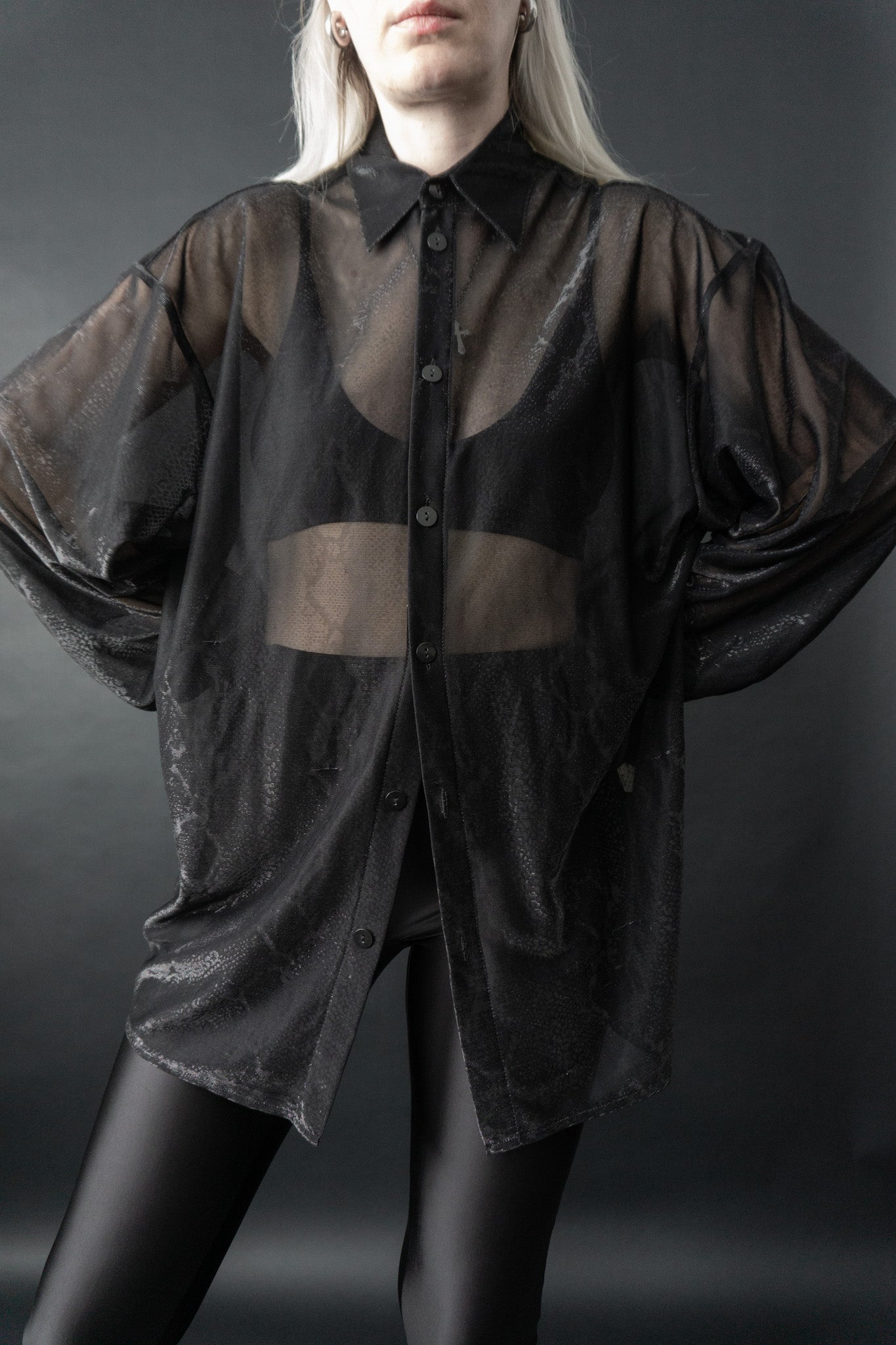 Schwarze transparente Vintage-Bluse mit Schlangenmuster – 80s Sheer Statement Piece von theplaincircle vintage