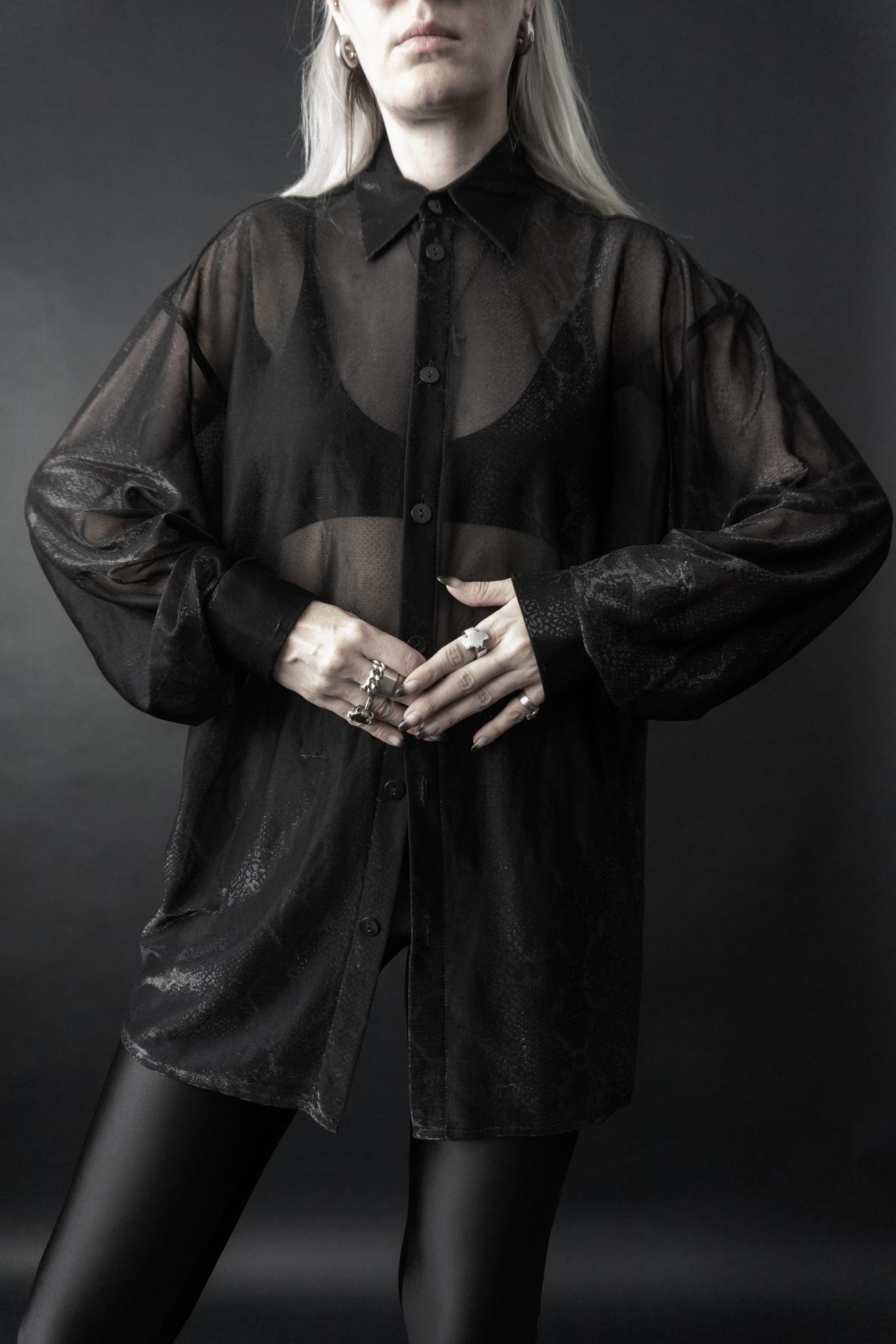 Schwarze transparente Vintage-Bluse mit Schlangenmuster – 80s Sheer Statement Piece von theplaincircle vintage