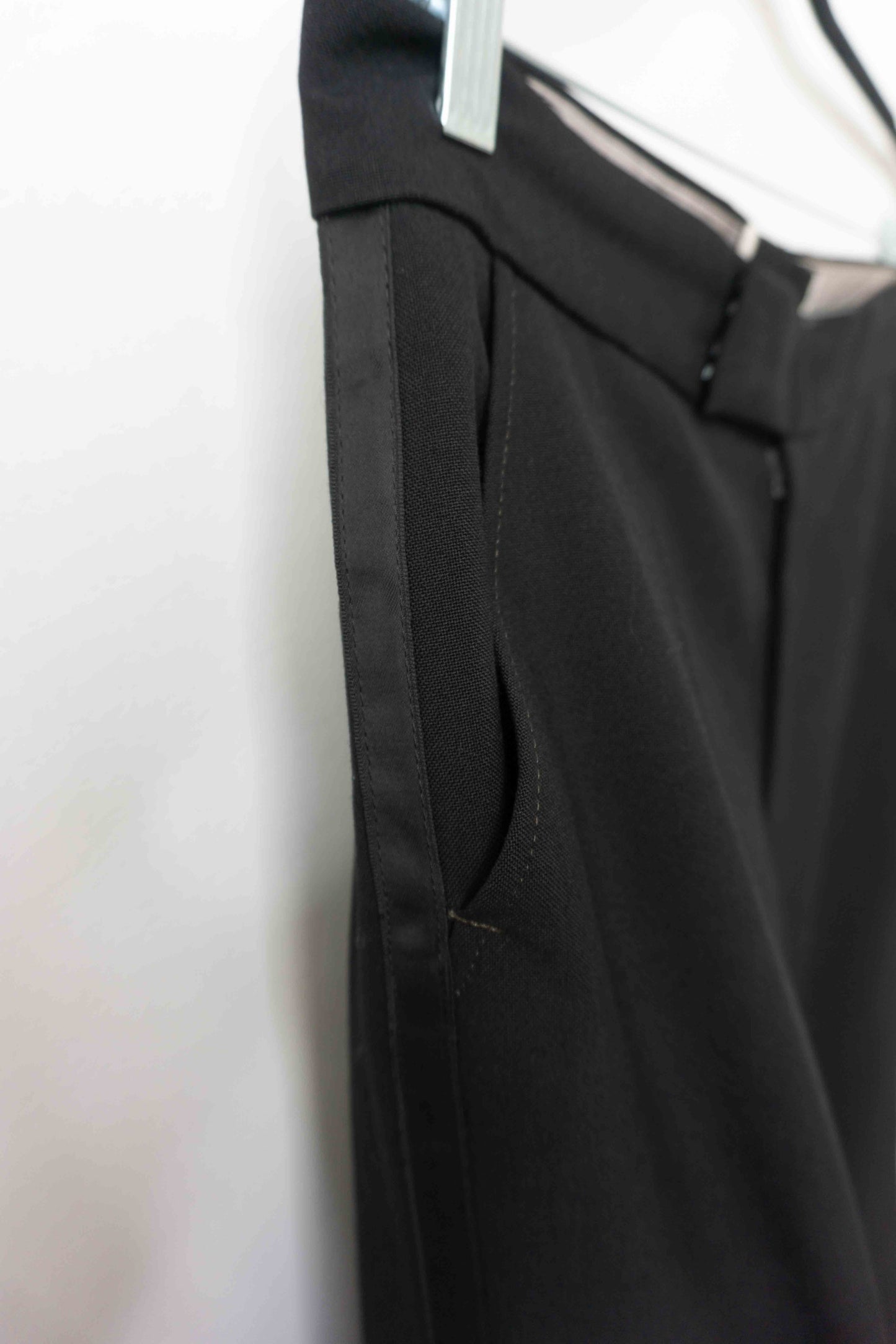 Vintage schwarze Bundfaltenhose aus Wolle – klassische Anzughose mit ausgestelltem Bein, L theplaincircle vintage