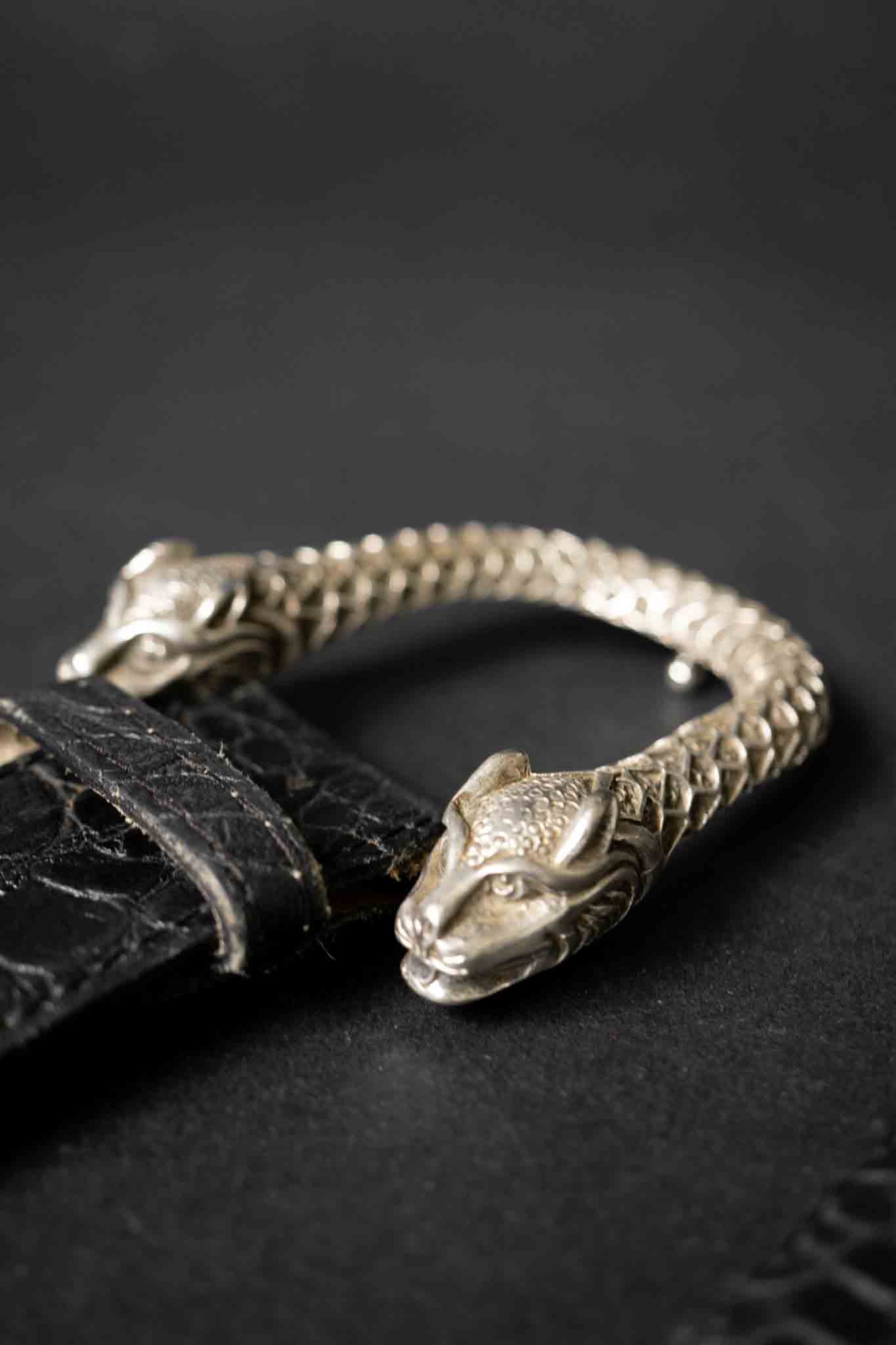 Schwarzer Vintage Ledergürtel mit Krokoprägung und massiver silberner Schnalle mit Drachenköpfen