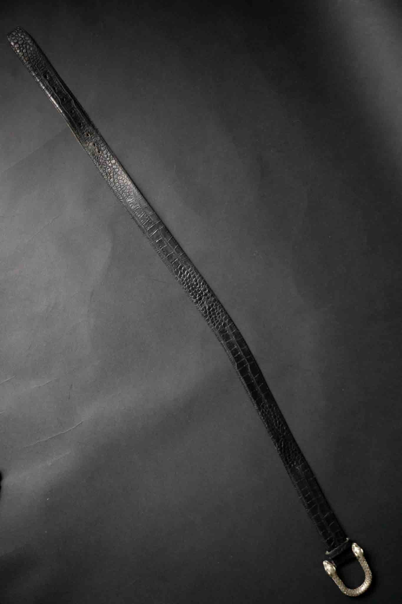 Schwarzer Vintage Ledergürtel mit Krokoprägung und massiver silberner Schnalle mit Drachenköpfen