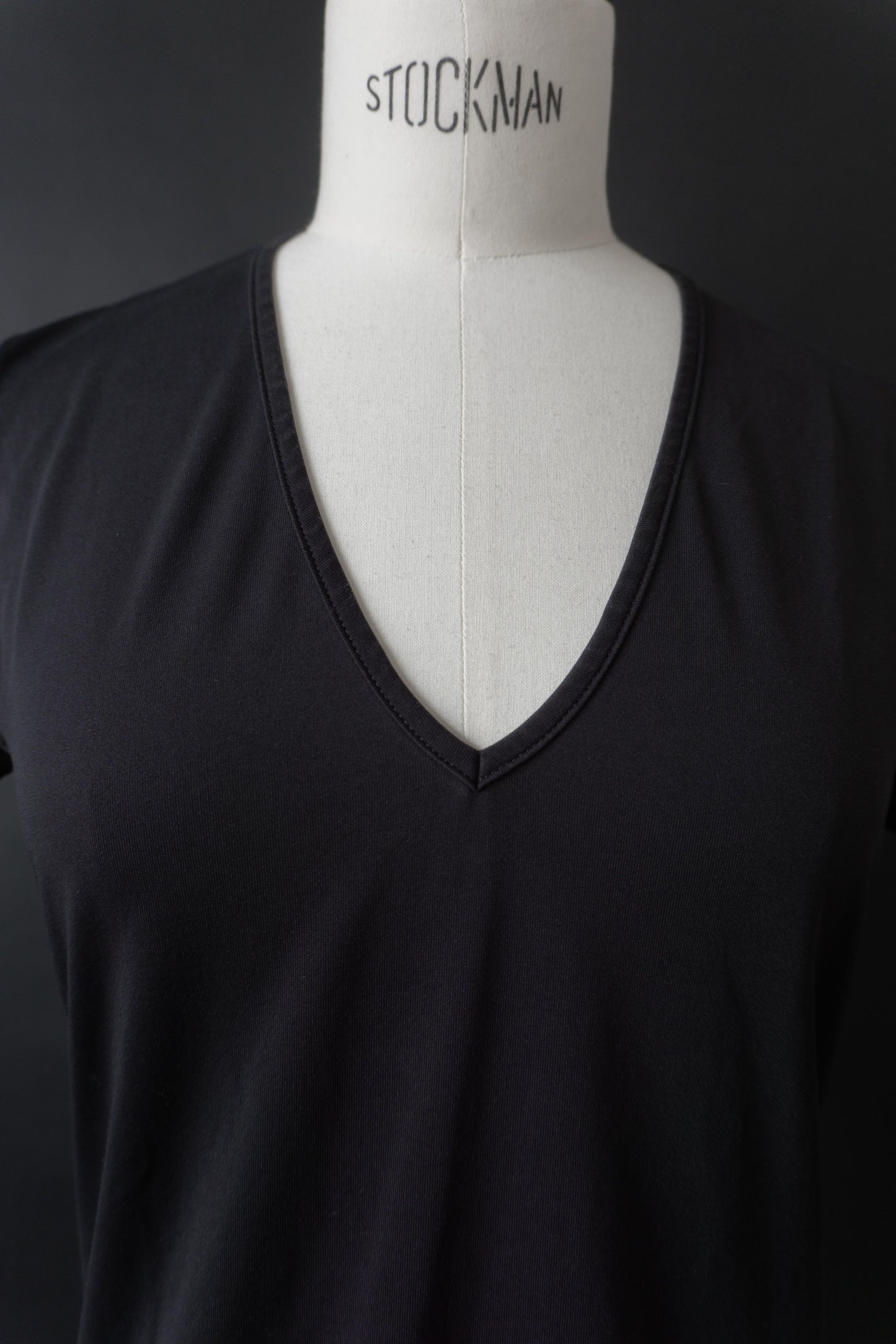 Closed T-Shirt schwarz – 90s Basic Shirt mit V-Ausschnitt, S–M theplaincircle vintage