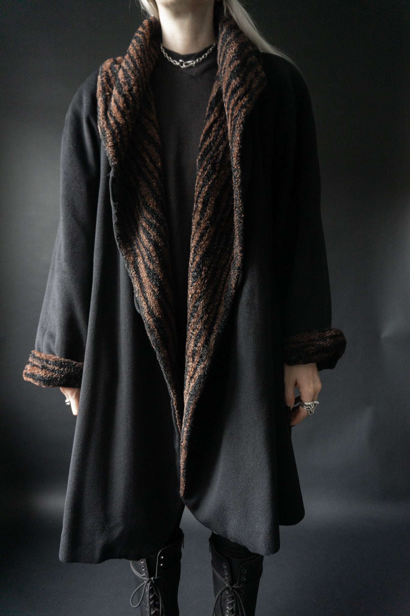 Schwarzer Vintage Wollmantel 80er Jahre mit Tiger Fake Fur Futter