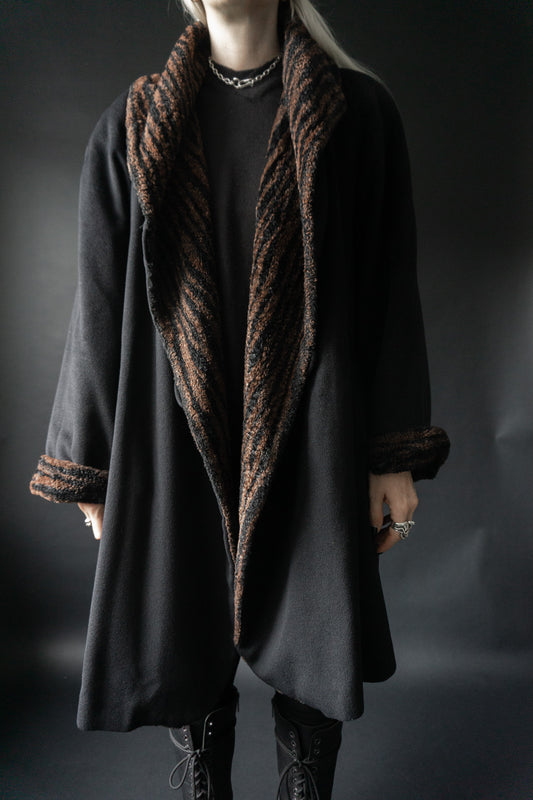 Schwarzer Vintage Wollmantel 80er Jahre mit Tiger Fake Fur Futter