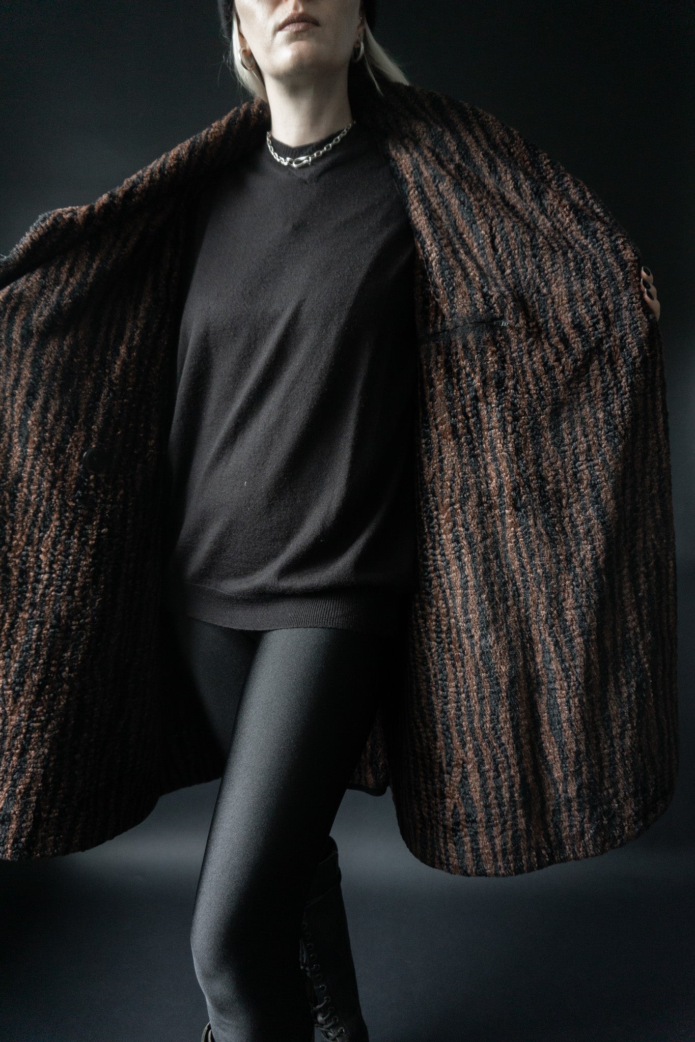 Schwarzer Vintage Wollmantel 80er Jahre mit Tiger Fake Fur Futter