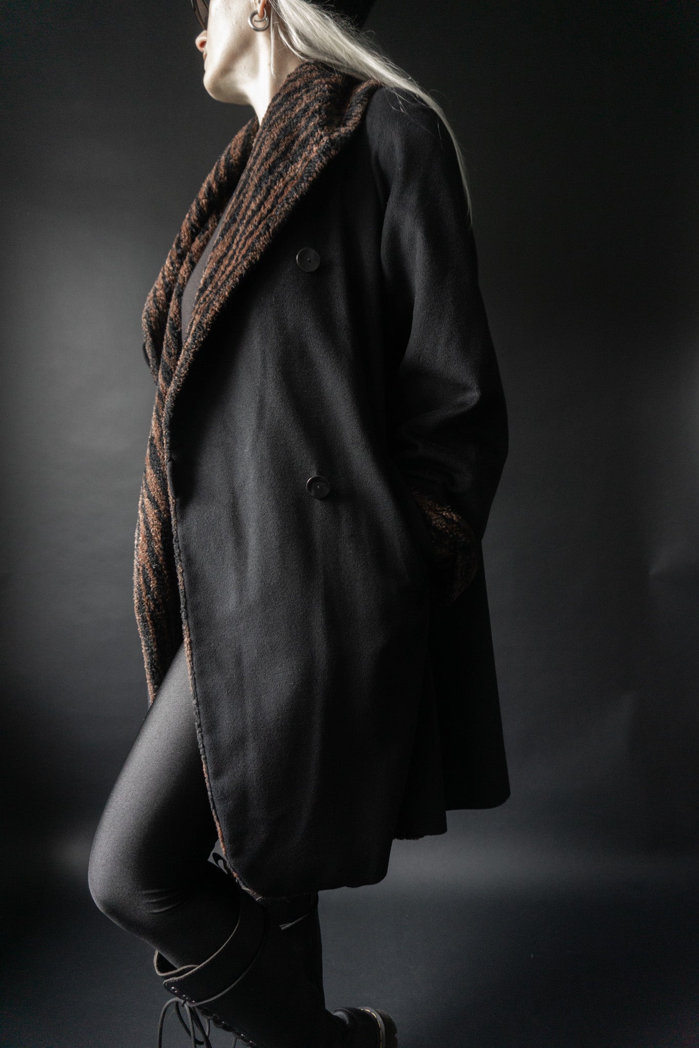 Schwarzer Vintage Wollmantel 80er Jahre mit Tiger Fake Fur Futter