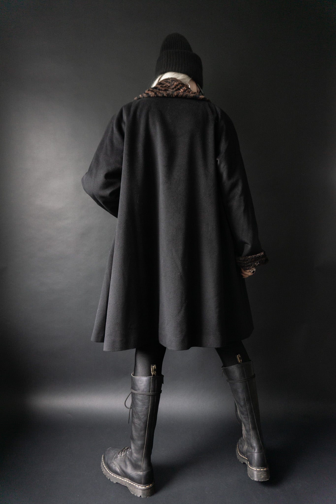 Schwarzer Vintage Wollmantel 80er Jahre mit Tiger Fake Fur Futter