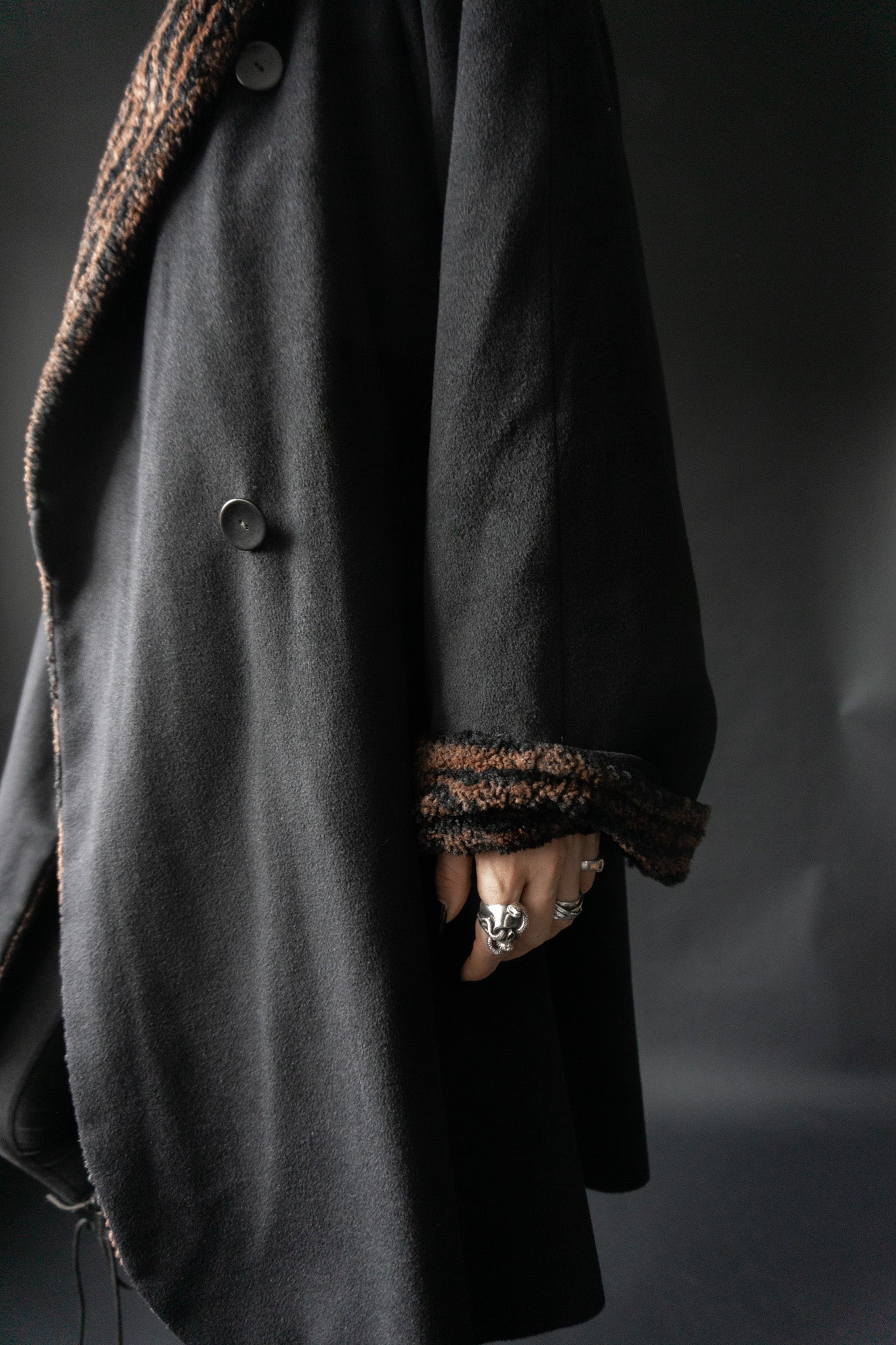 Schwarzer Vintage Wollmantel 80er Jahre mit Tiger Fake Fur Futter