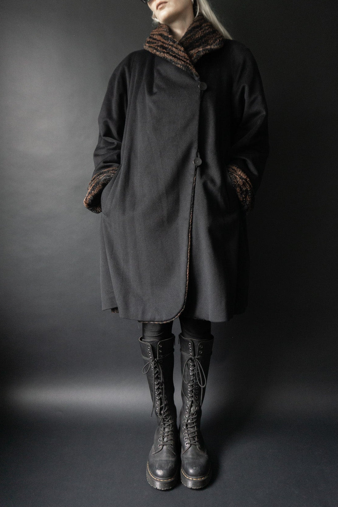 Schwarzer Vintage Wollmantel 80er Jahre mit Tiger Fake Fur Futter