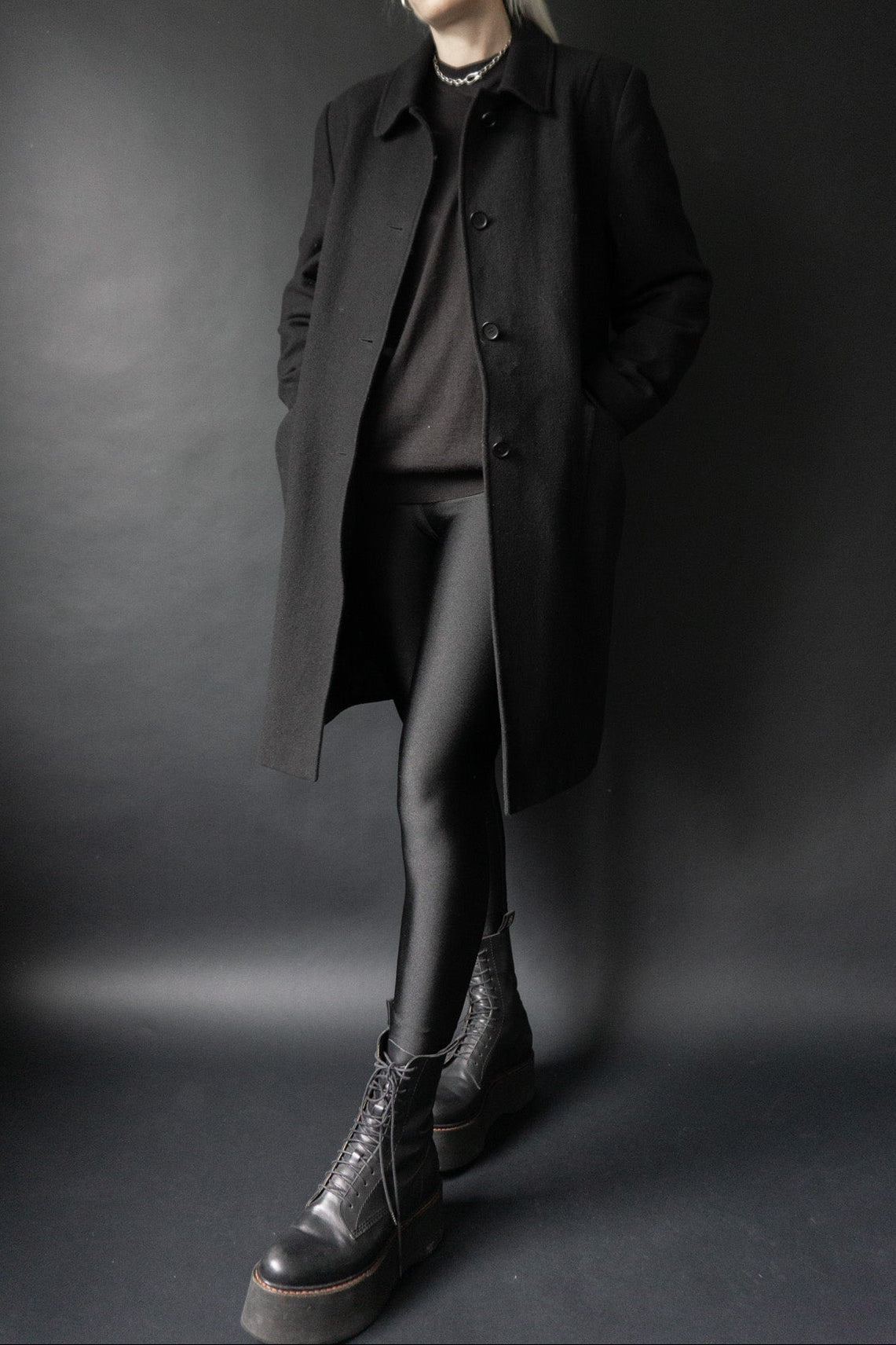 schwarzer Vintage Wollmantel Damen – minimalistischer Wintermantel