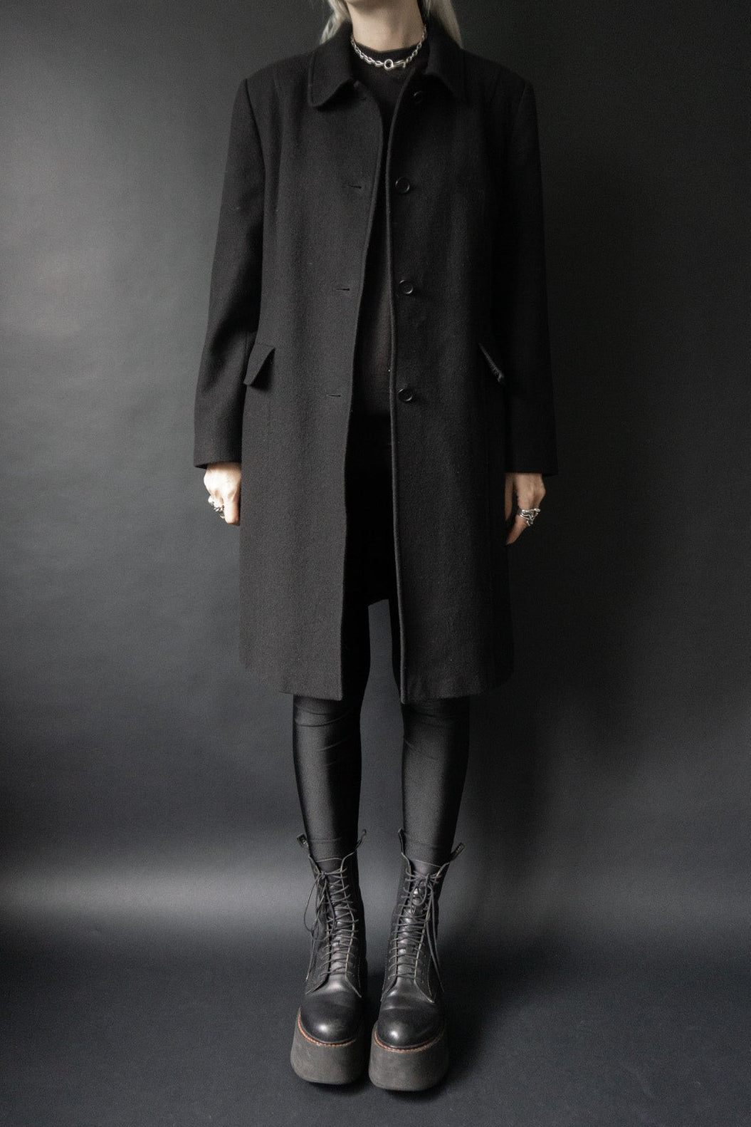 schwarzer Vintage Wollmantel Damen – minimalistischer Wintermantel