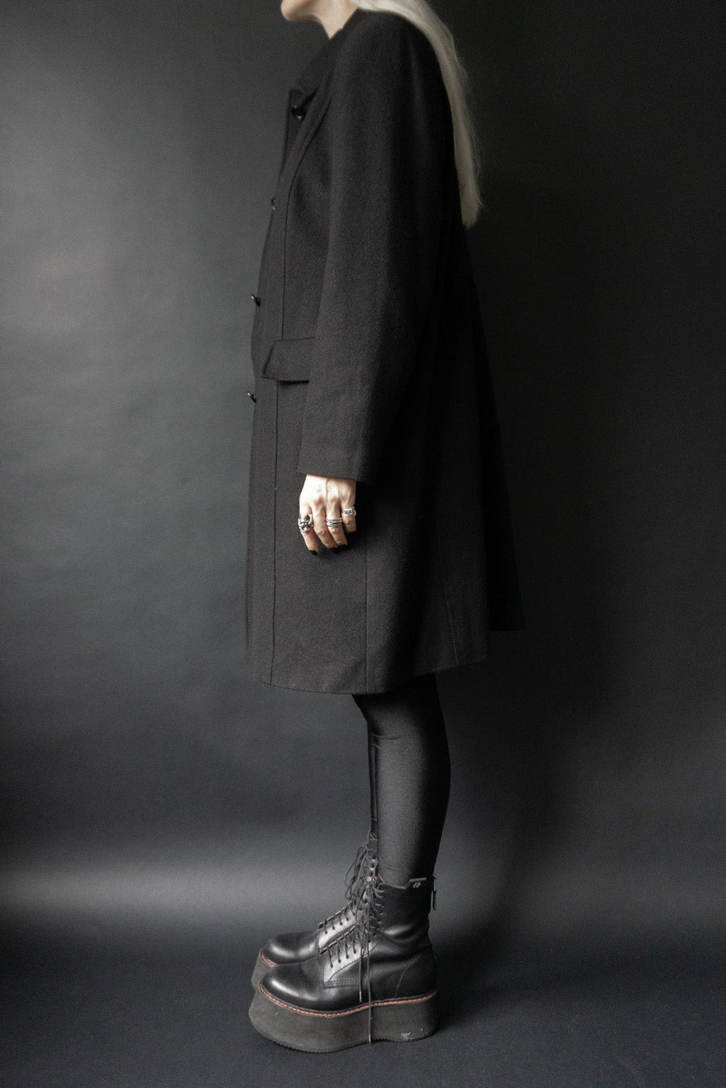 schwarzer Vintage Wollmantel Damen – minimalistischer Wintermantel