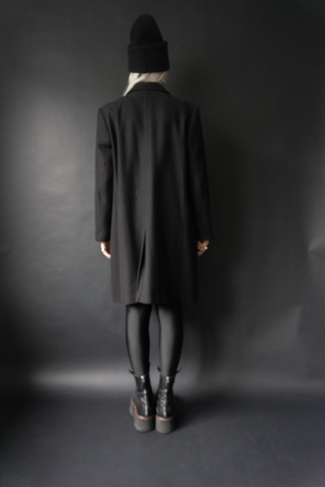 schwarzer Vintage Wollmantel Damen – minimalistischer Wintermantel