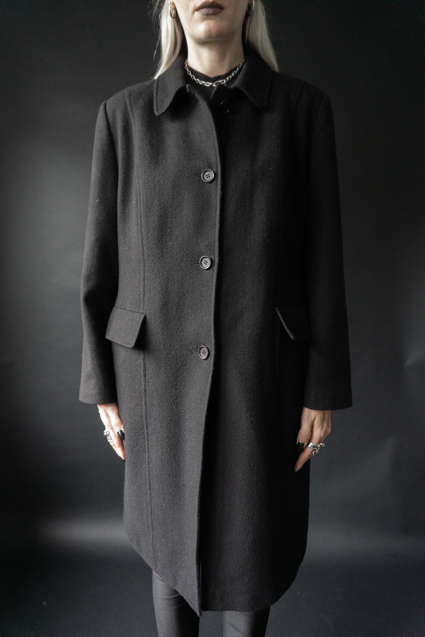 schwarzer Vintage Wollmantel Damen – minimalistischer Wintermantel