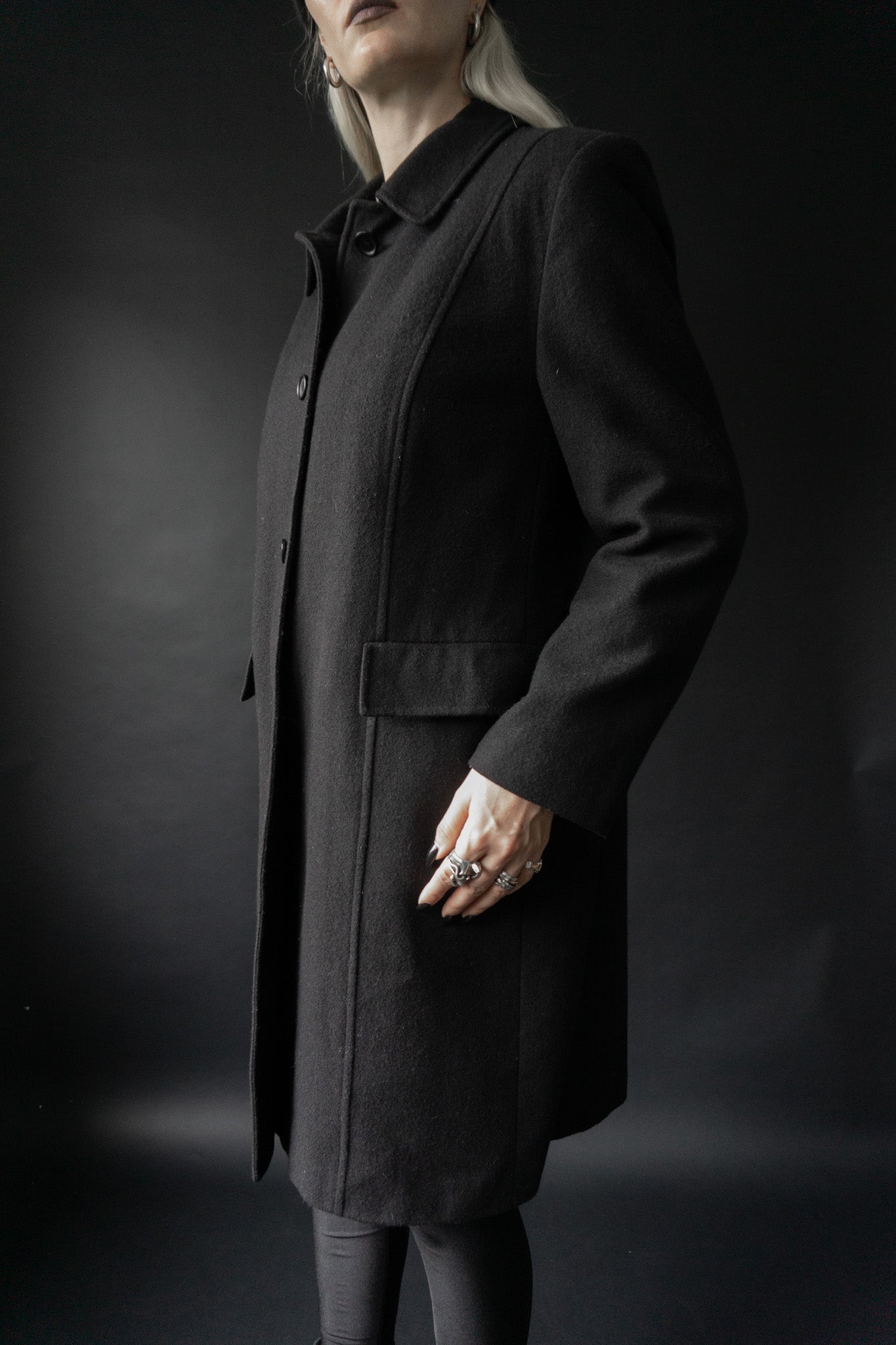 schwarzer Vintage Wollmantel Damen – minimalistischer Wintermantel