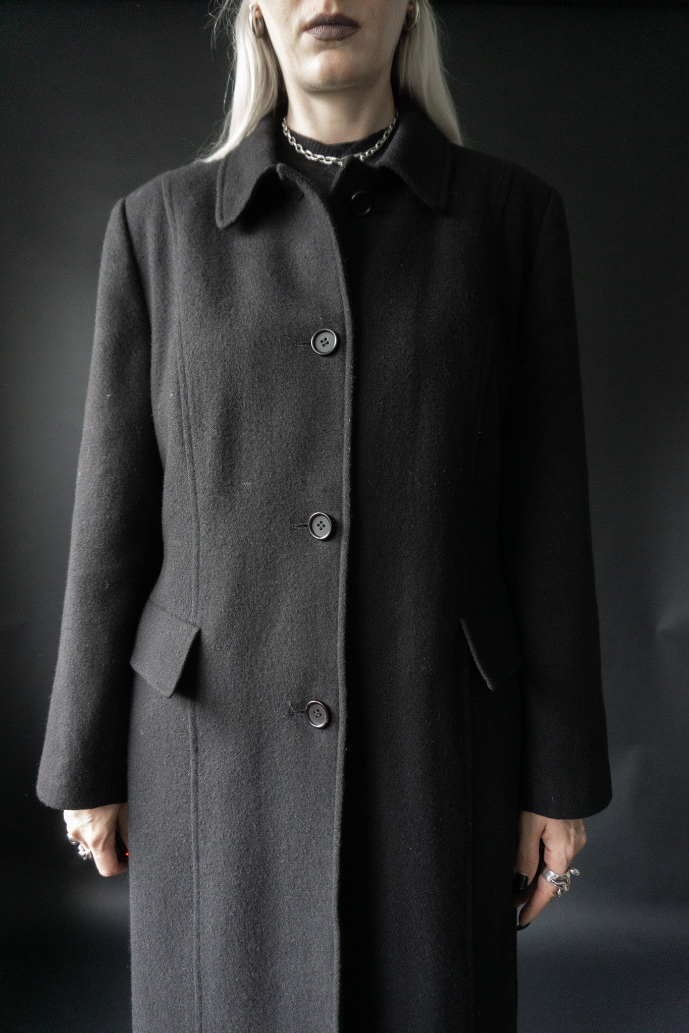 schwarzer Vintage Wollmantel Damen – minimalistischer Wintermantel