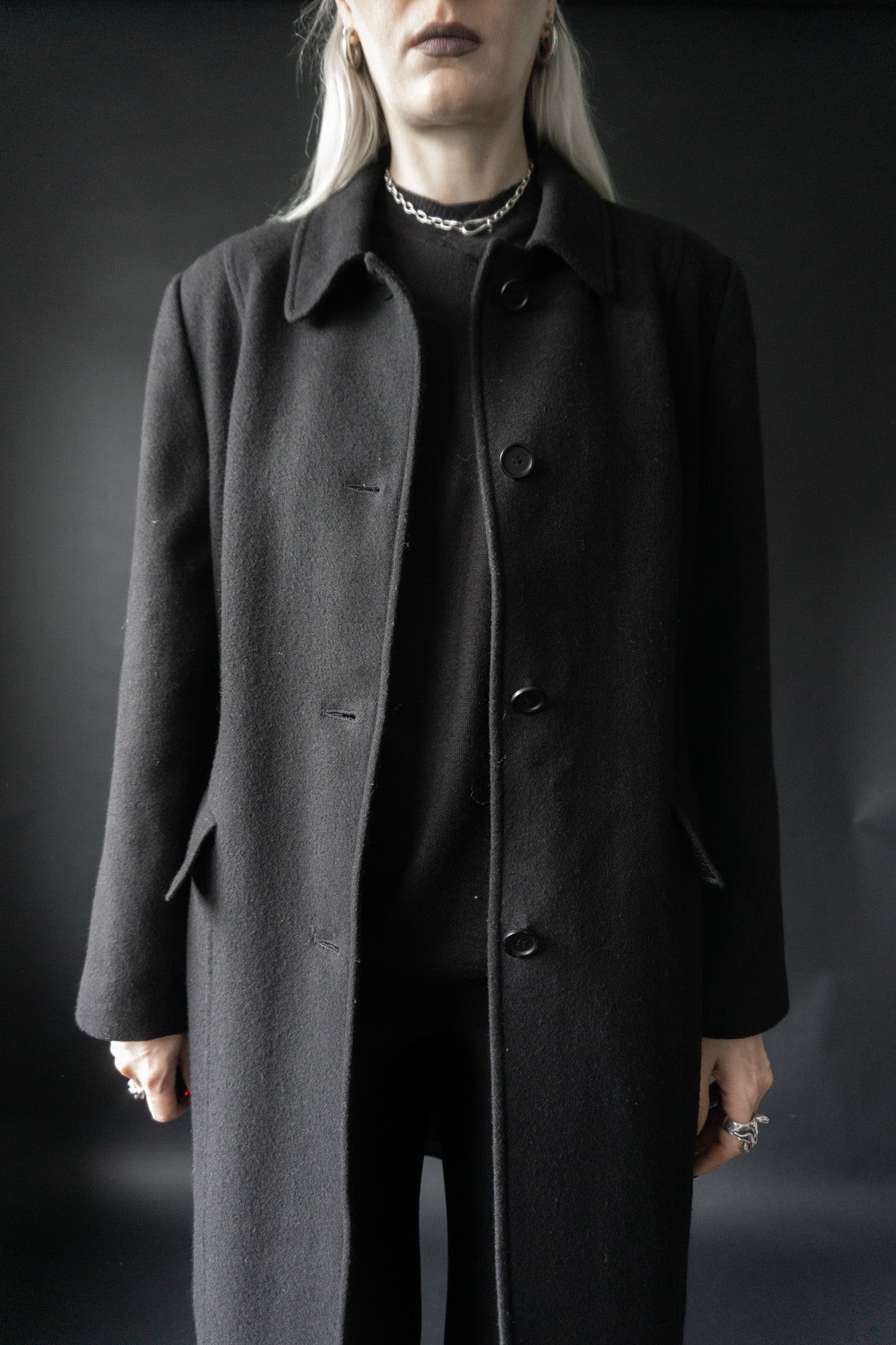 schwarzer Vintage Wollmantel Damen – minimalistischer Wintermantel