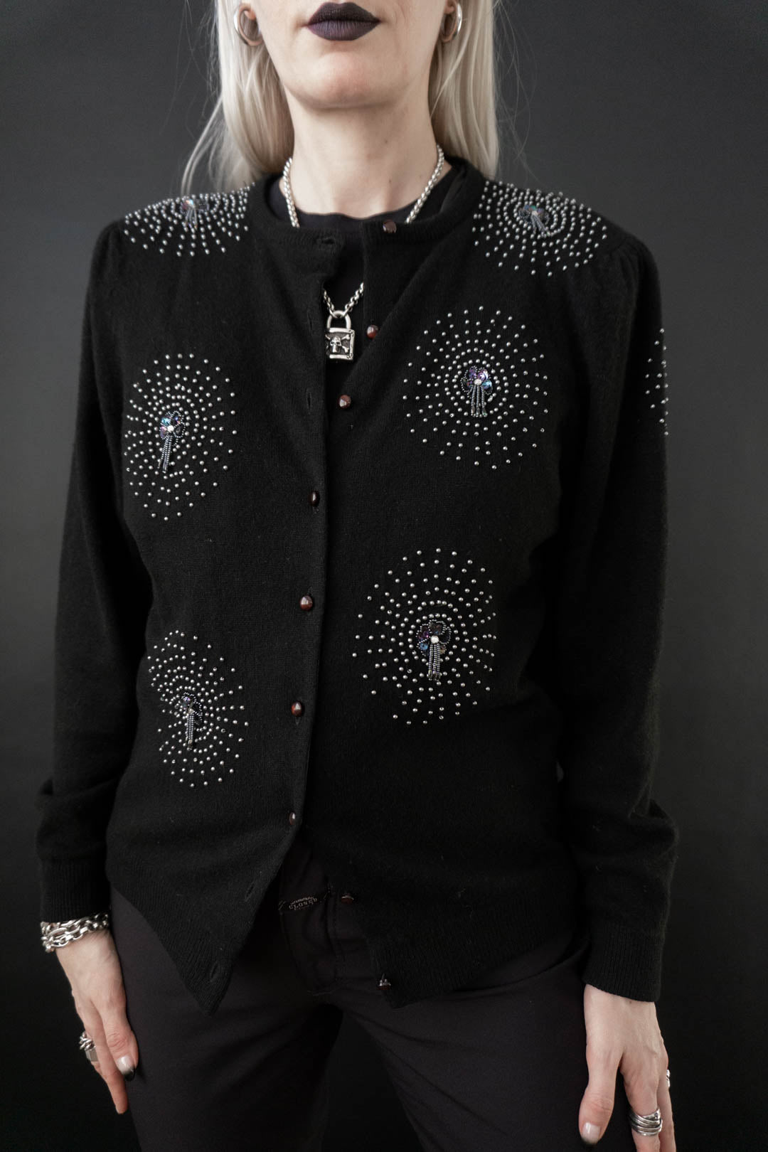 Strickjacke Perlen, Wolle, S–M - theplaincircle vintage