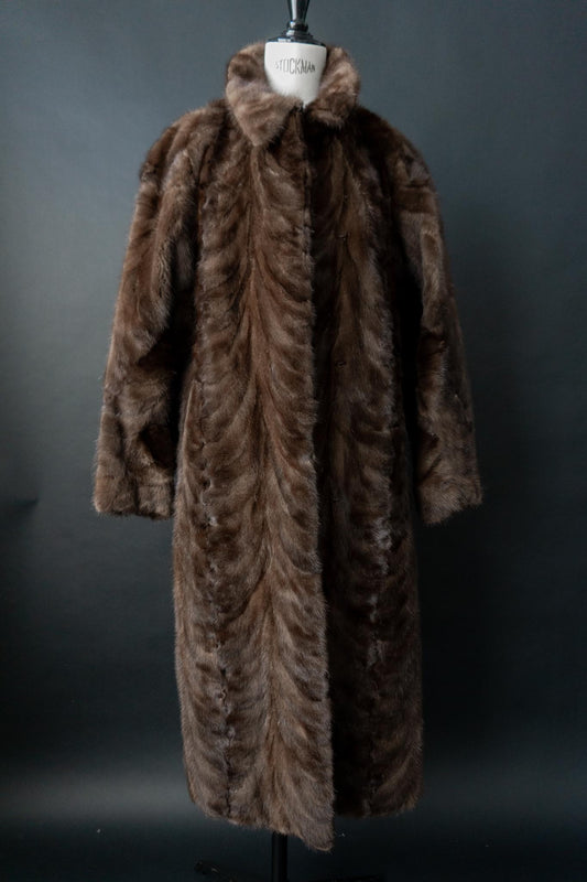 Langer brauner Vintage-Nerzmantel mit Chevron-Fellstruktur 