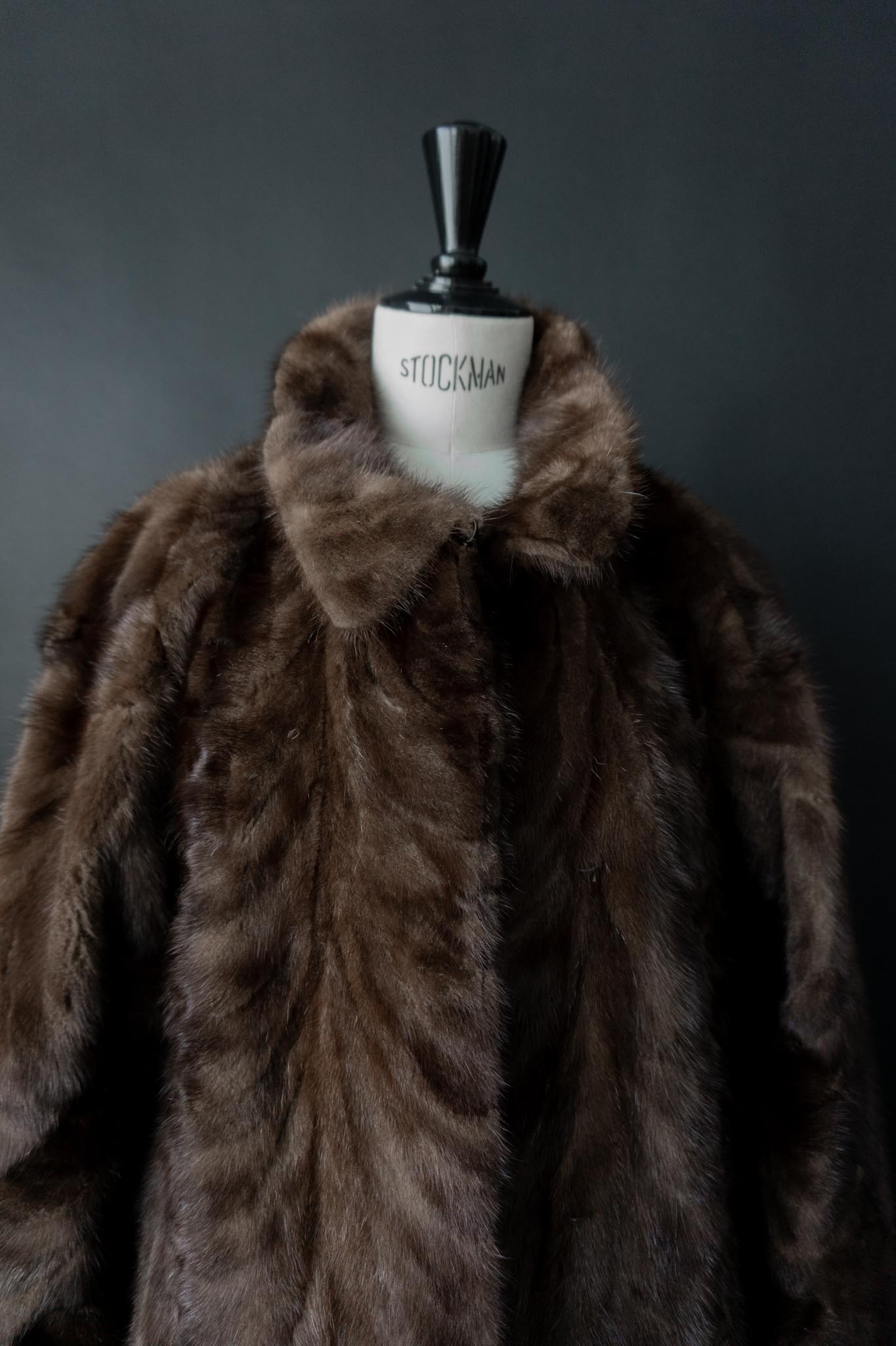 Langer brauner Vintage-Nerzmantel mit Chevron-Fellstruktur 