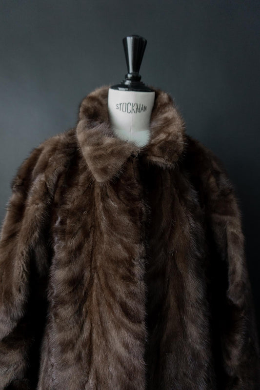 Langer brauner Vintage-Nerzmantel mit Chevron-Fellstruktur 