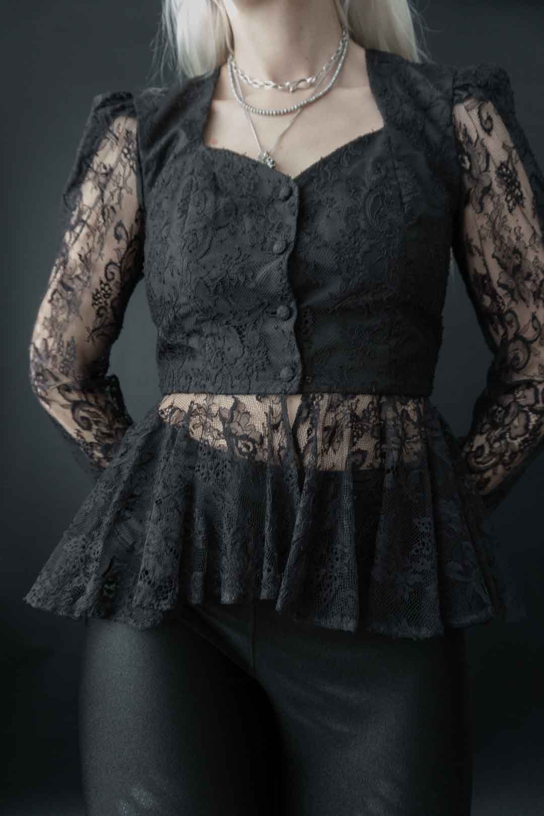 Vintage 80s Spitzenbluse mit Herz-Ausschnitt & Schößchen | Gothic Romance, S–M