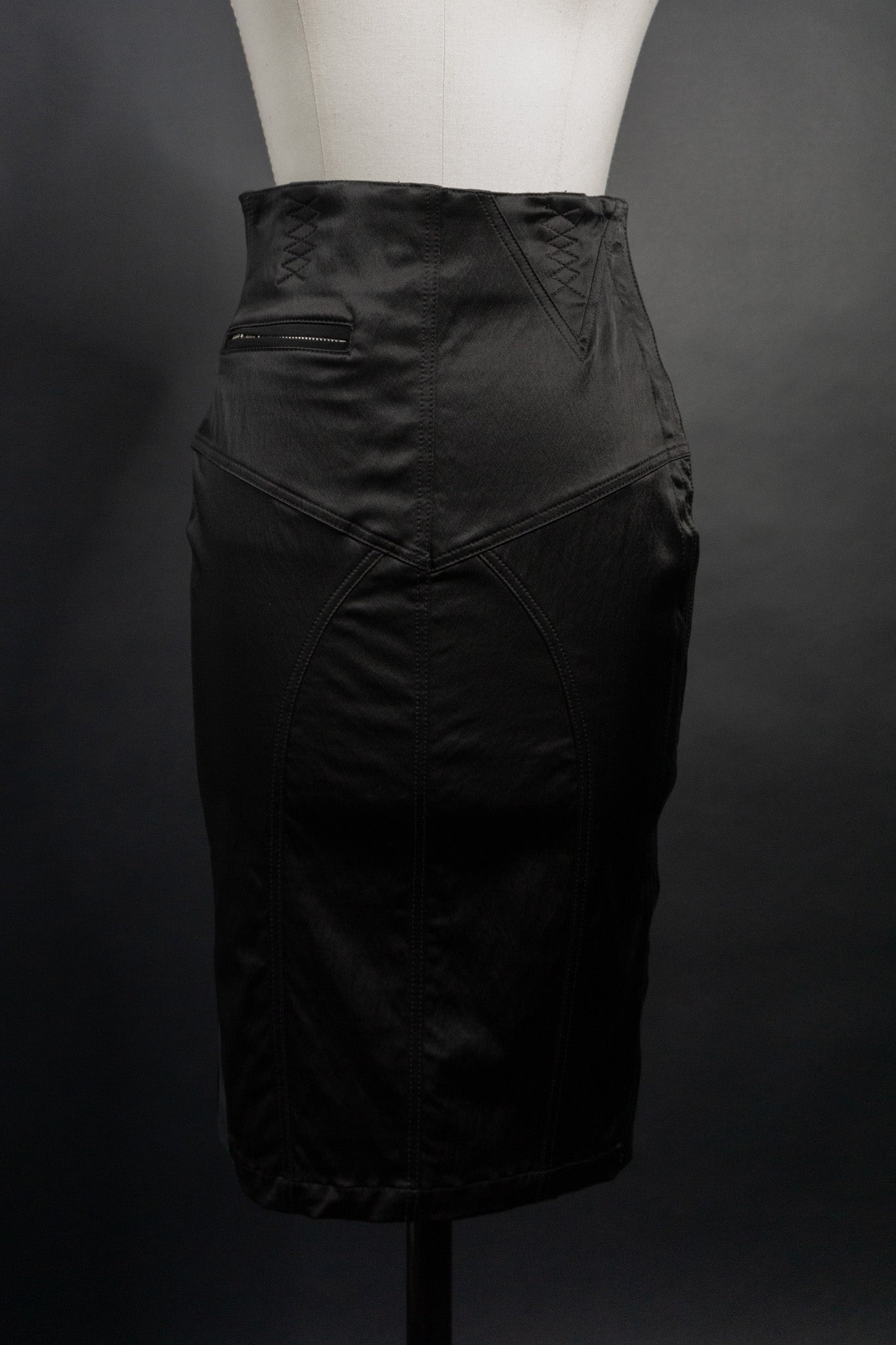 Vintage Closed Corsagen Rock – Shiny Pencil Skirt theplaincircle vintage