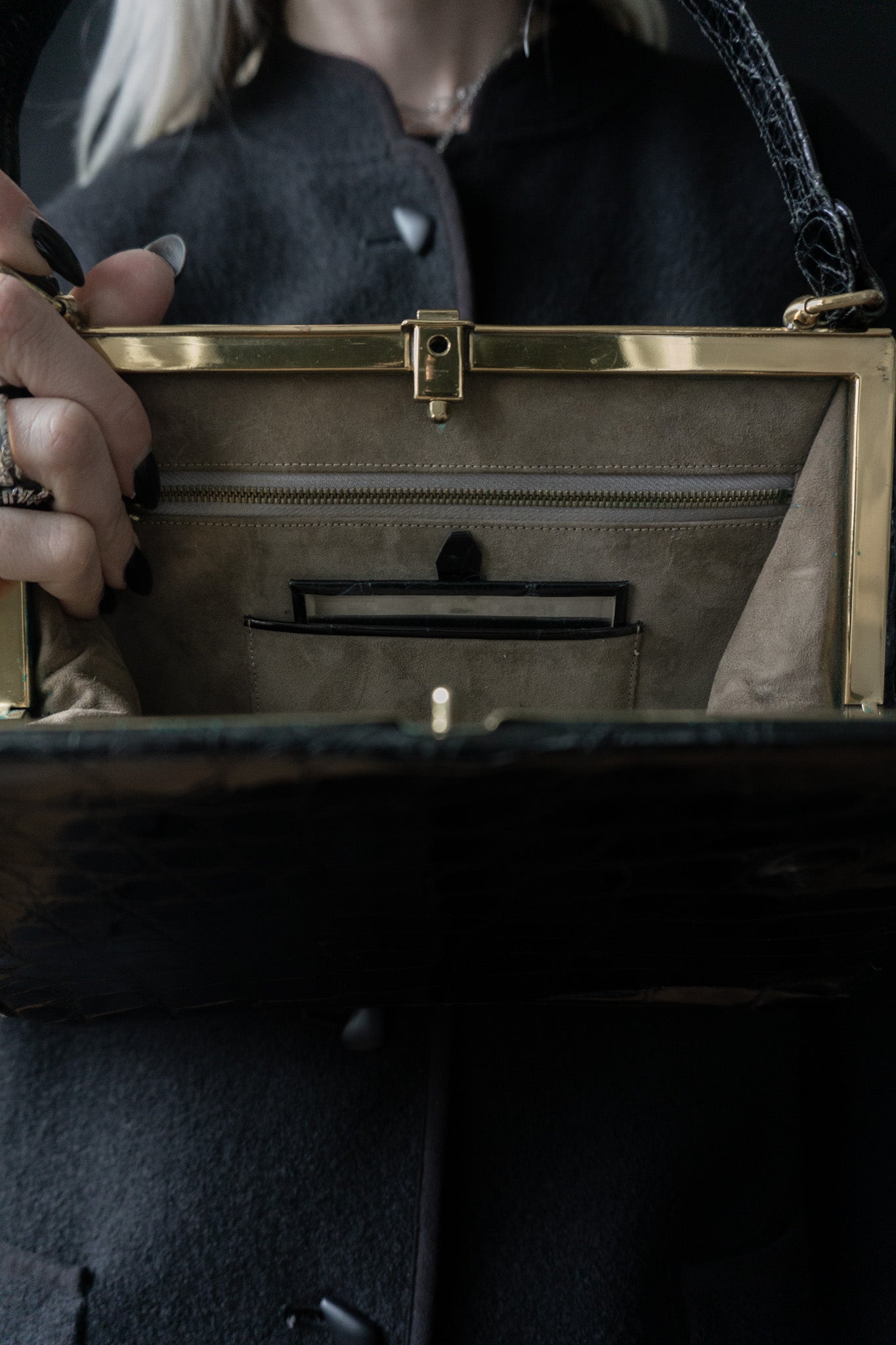 Vintage bag in black with crocodile embossing – 60s elegance