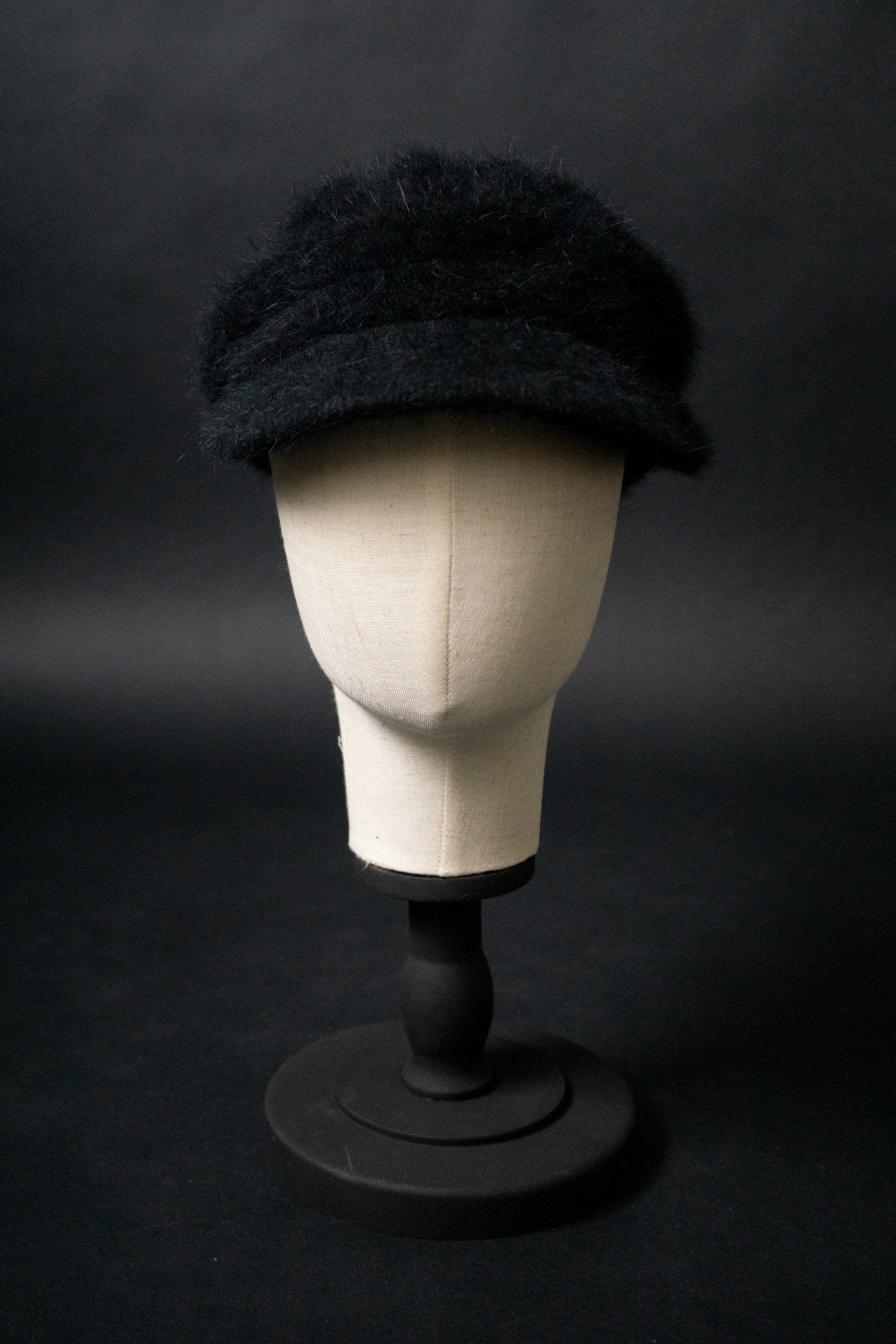 Vintage Angora Cap Schwarz – Flauschige Mütze mit Schirm