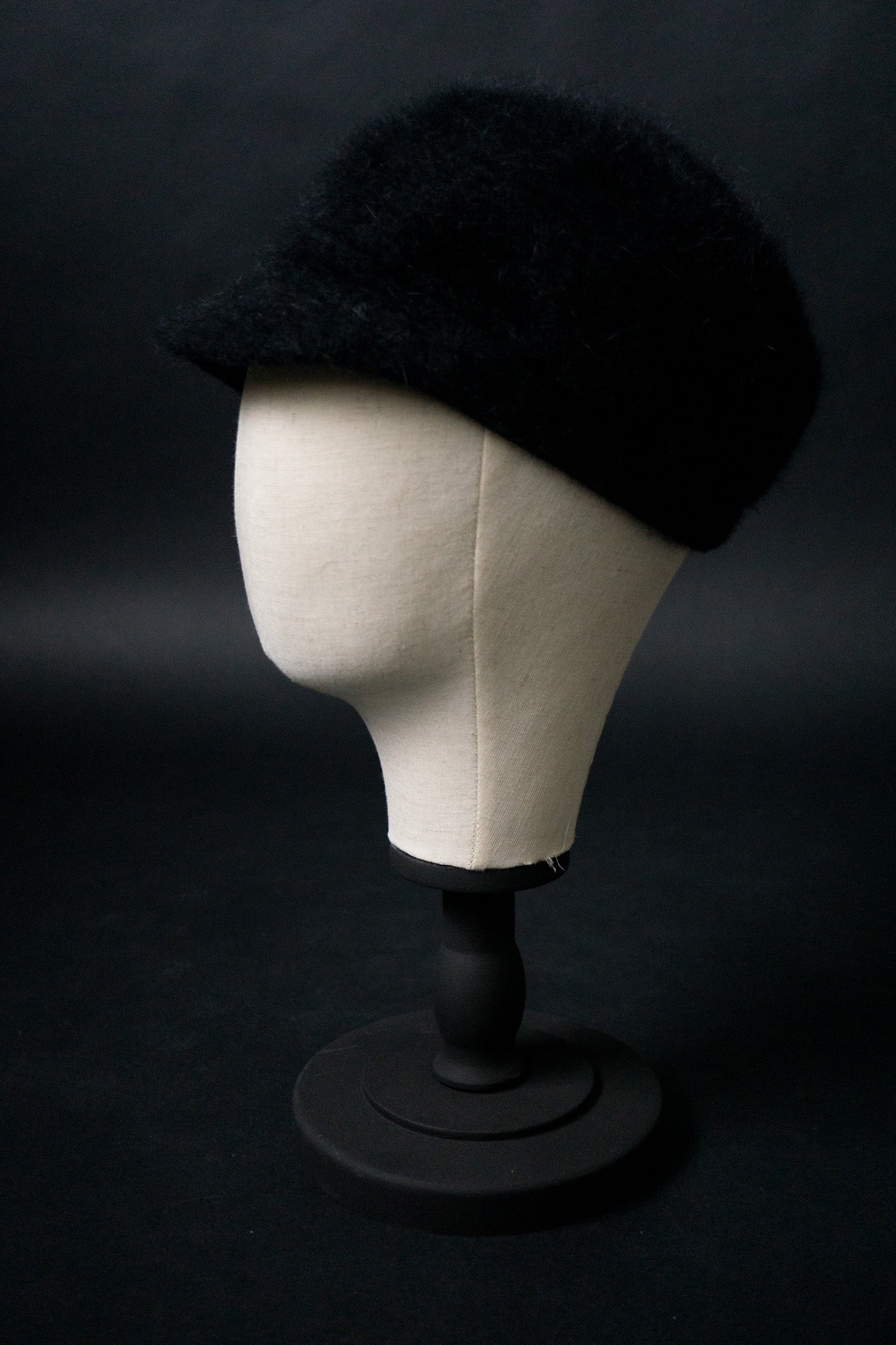 Vintage Angora Cap Schwarz – Flauschige Mütze mit Schirm