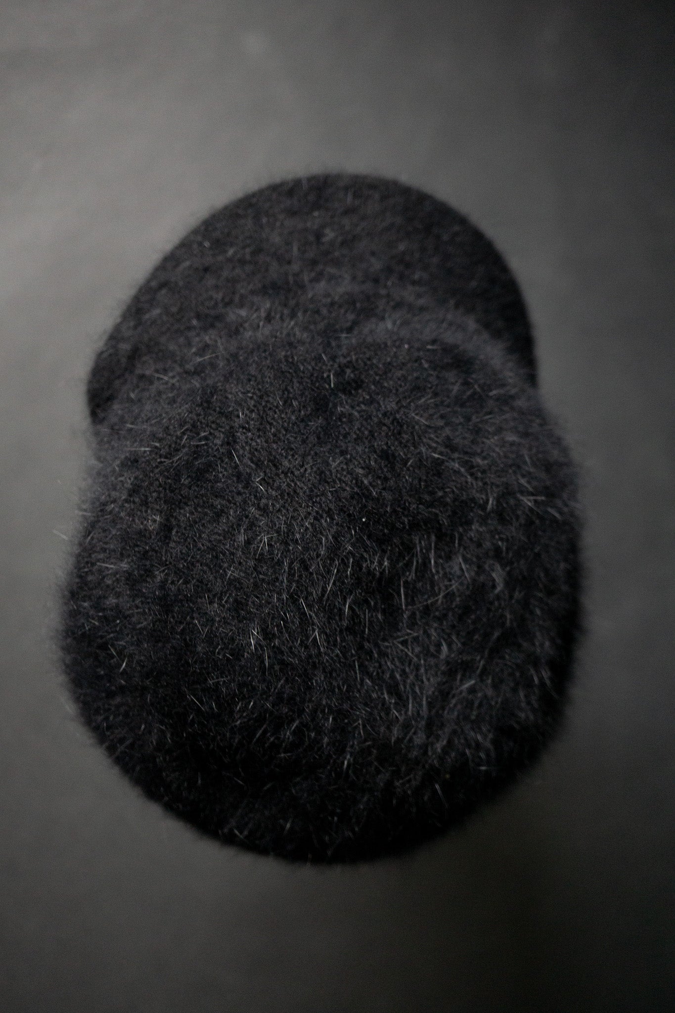 Vintage Angora Cap Schwarz – Flauschige Mütze mit Schirm