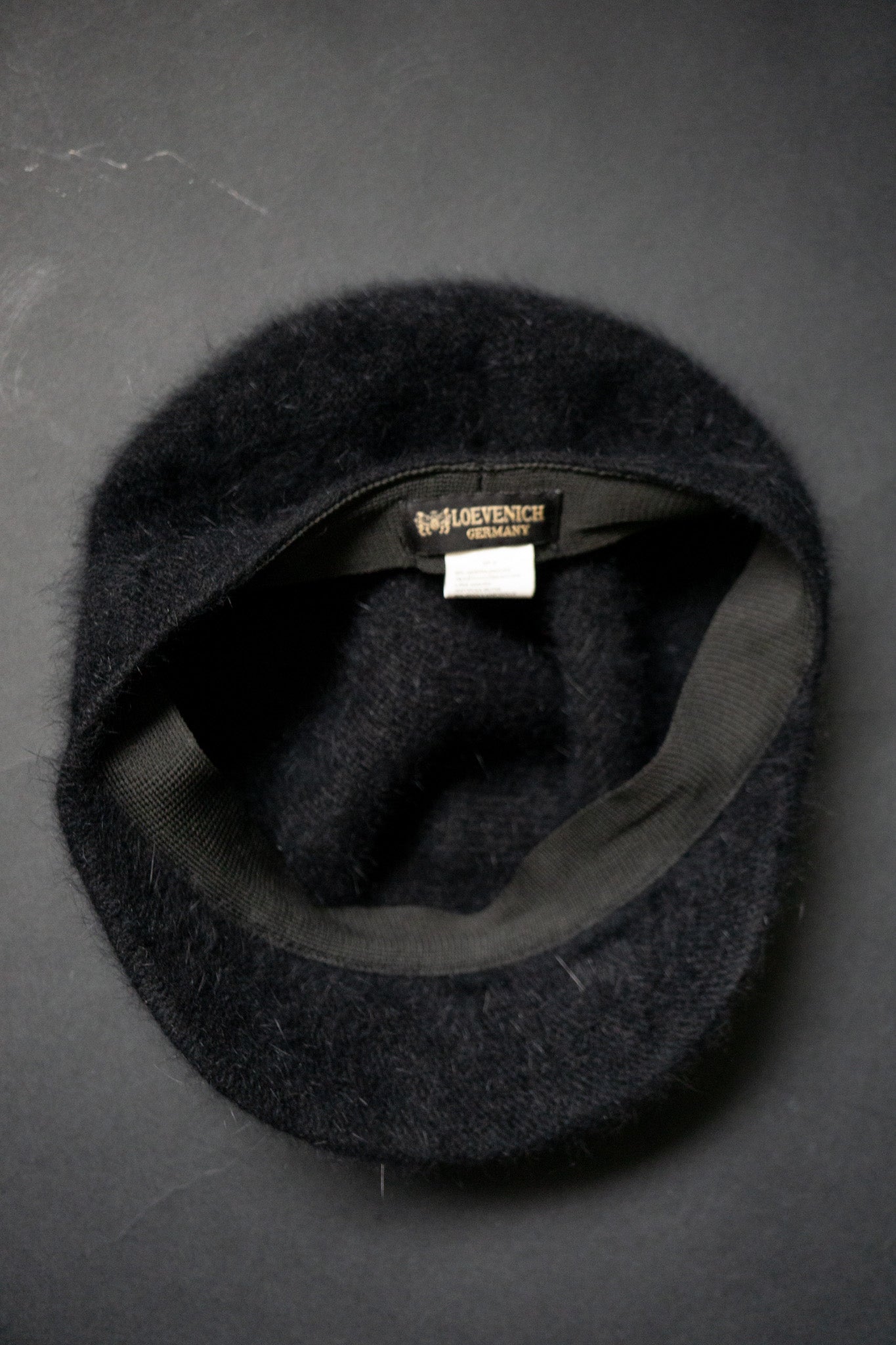 Vintage Angora Cap Schwarz – Flauschige Mütze mit Schirm