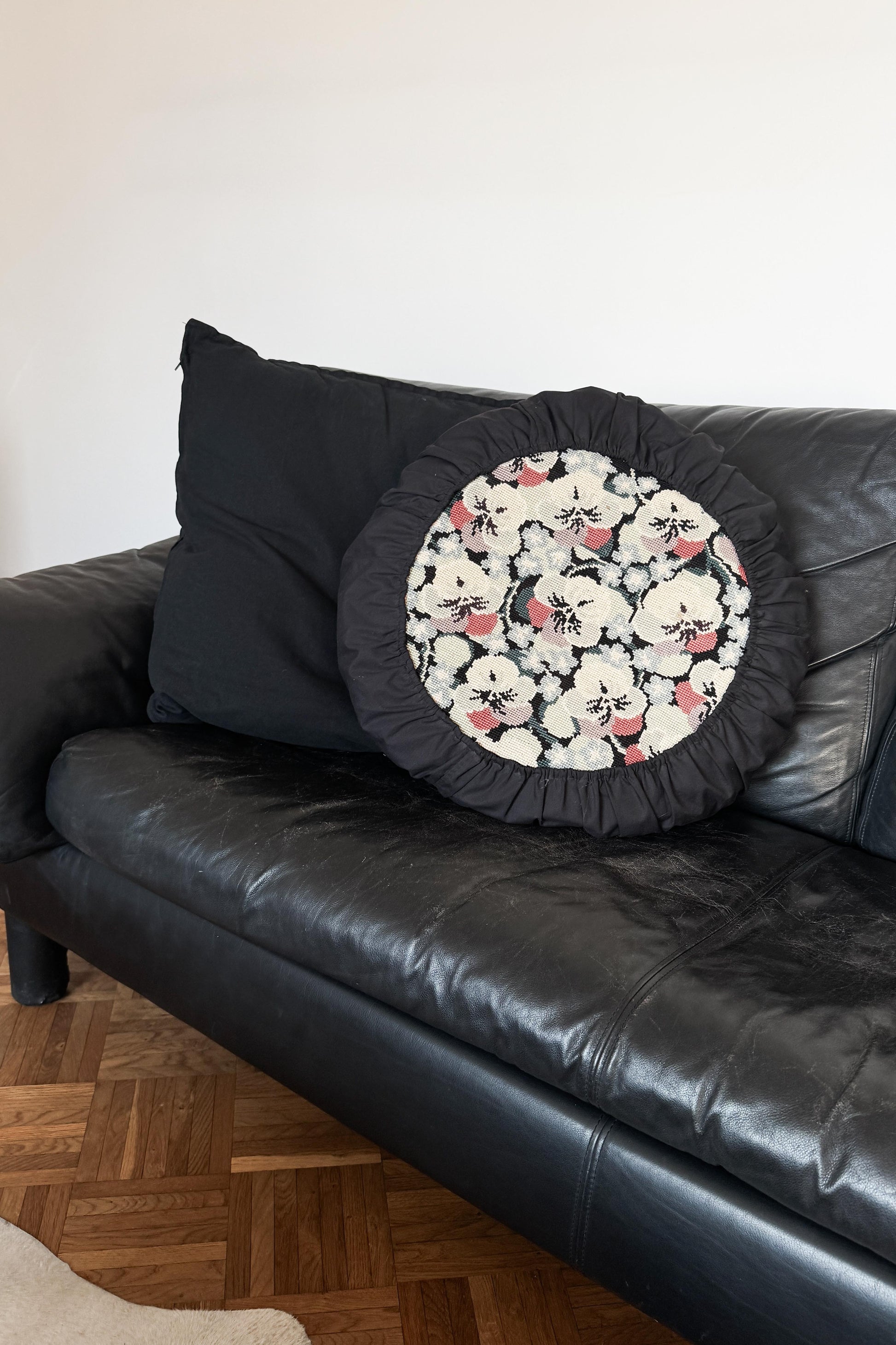 Vintage Rundkissen – handgefertigt mit floraler Stickerei (70s) theplaincircle vintage