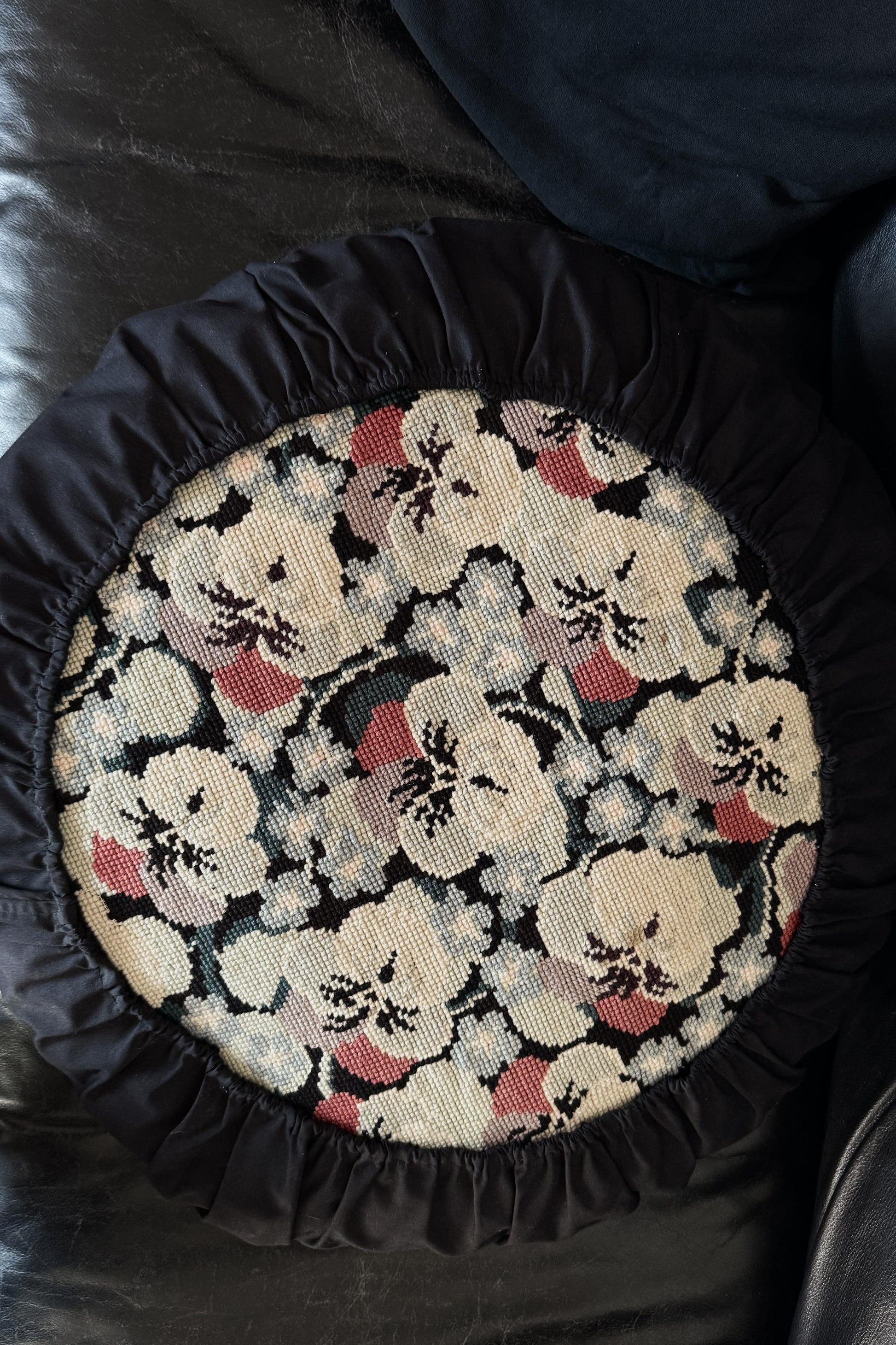 Vintage Rundkissen – handgefertigt mit floraler Stickerei (70s) theplaincircle vintage