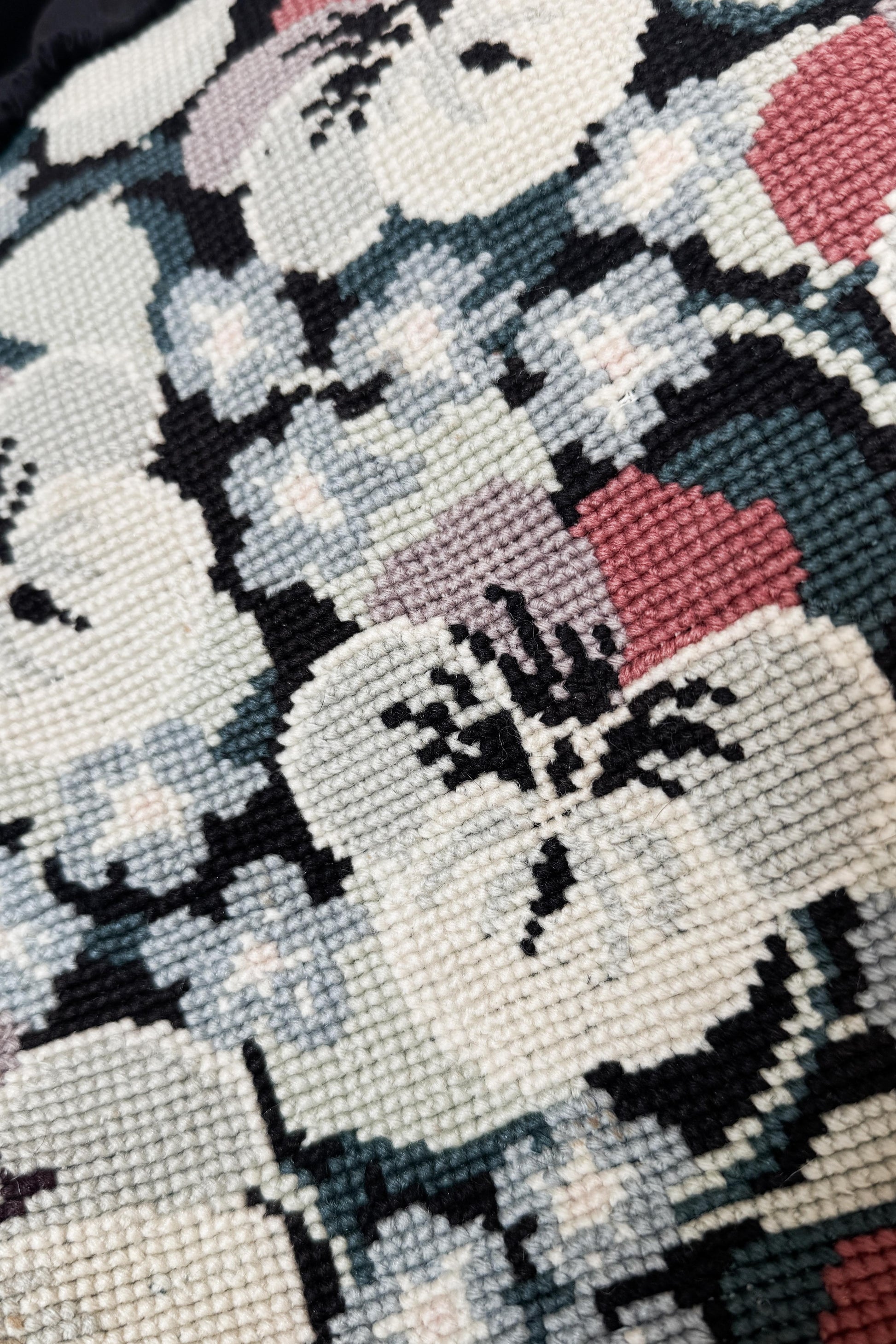 Vintage Rundkissen – handgefertigt mit floraler Stickerei (70s) theplaincircle vintage