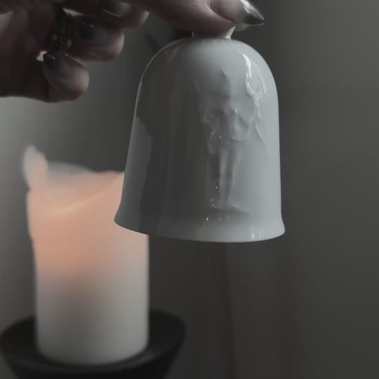 Weiße Meissen Porzellan Tischglocke mit Artemis Relief