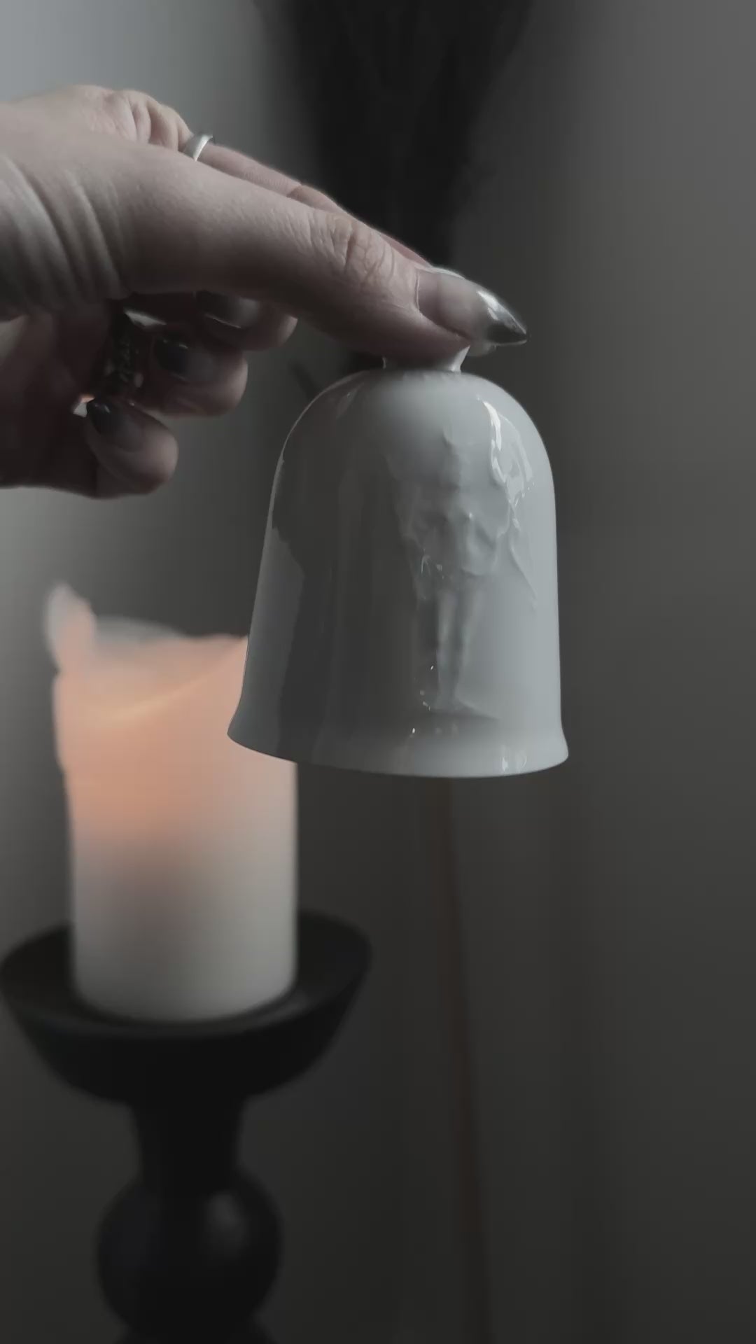 Weiße Meissen Porzellan Tischglocke mit Artemis Relief