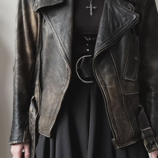 Dunkle Vintage-Bikerjacke mit starker Patina, Gürtel und mattsilberner Hardware